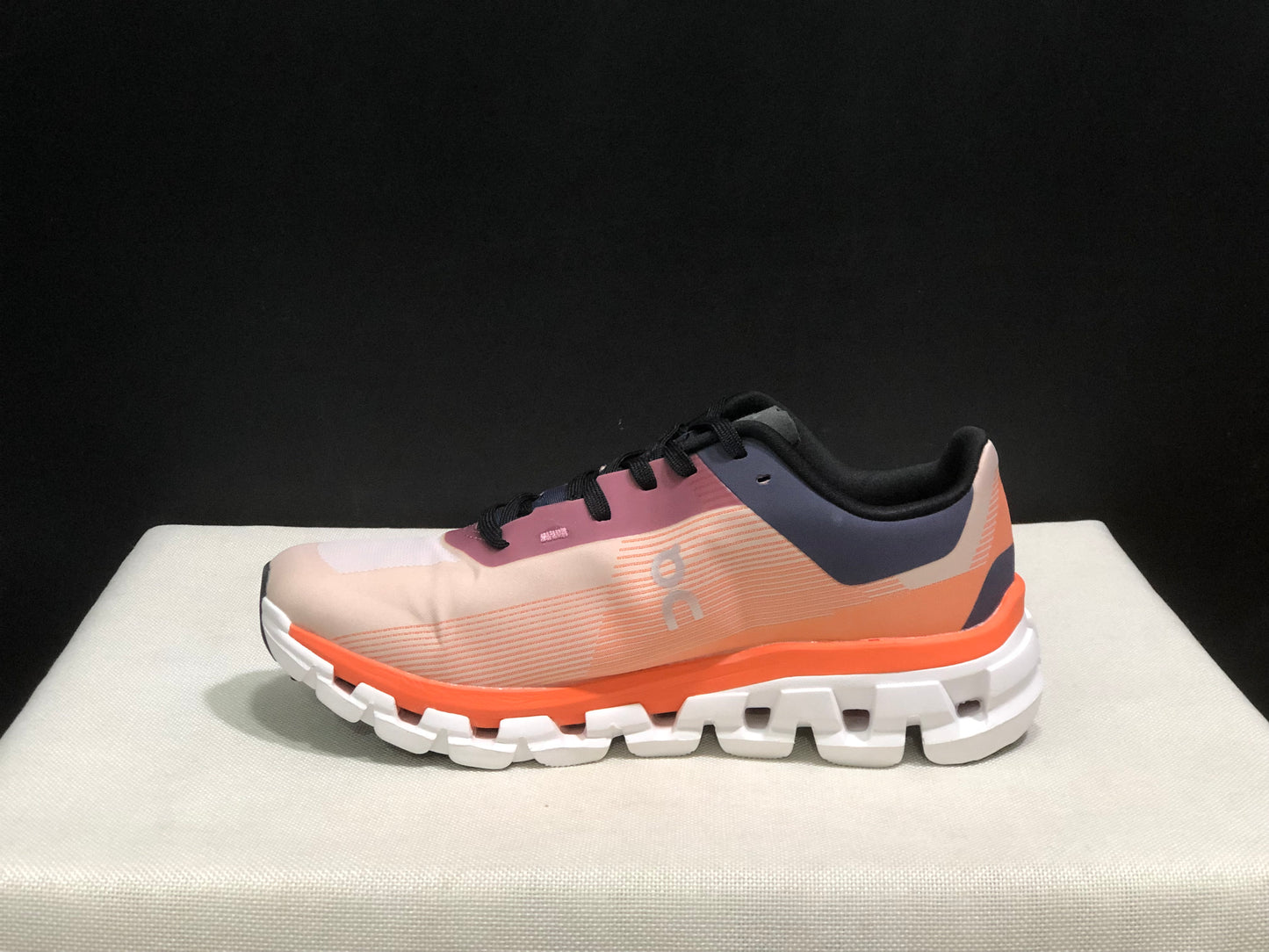 On Running Cloudflow 4 Shock-Absorbing And Wear-Resistant Running Shoes Quartz/Flame