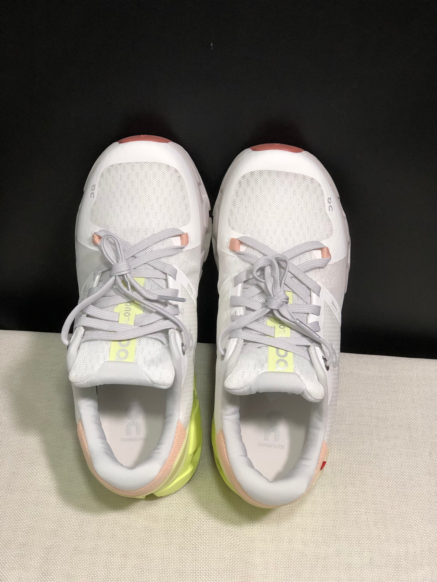 On Running Cloudflow 4 Shock-Absorbing And Wear-Resistant White/Hay Running Shoes