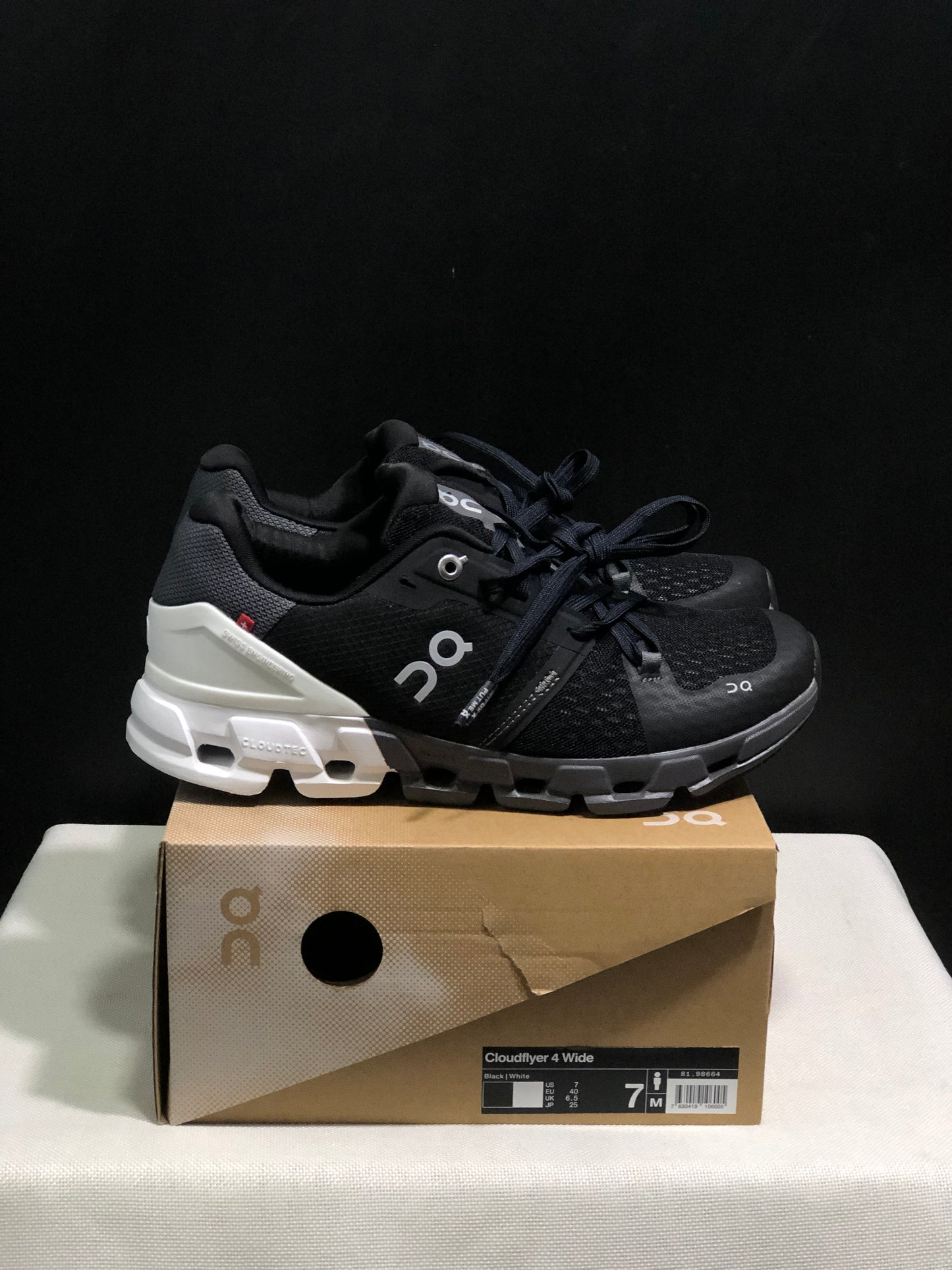 On Running Cloudflow 4 Shock-Absorbing And Wear-Resistant Running Shoes Black/White