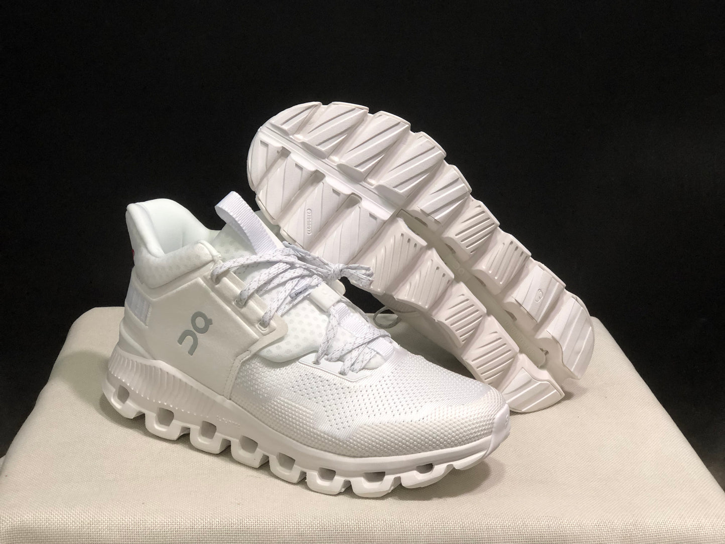 On Running Cloud Hi Edge Outdoor Training Running Shoes All White