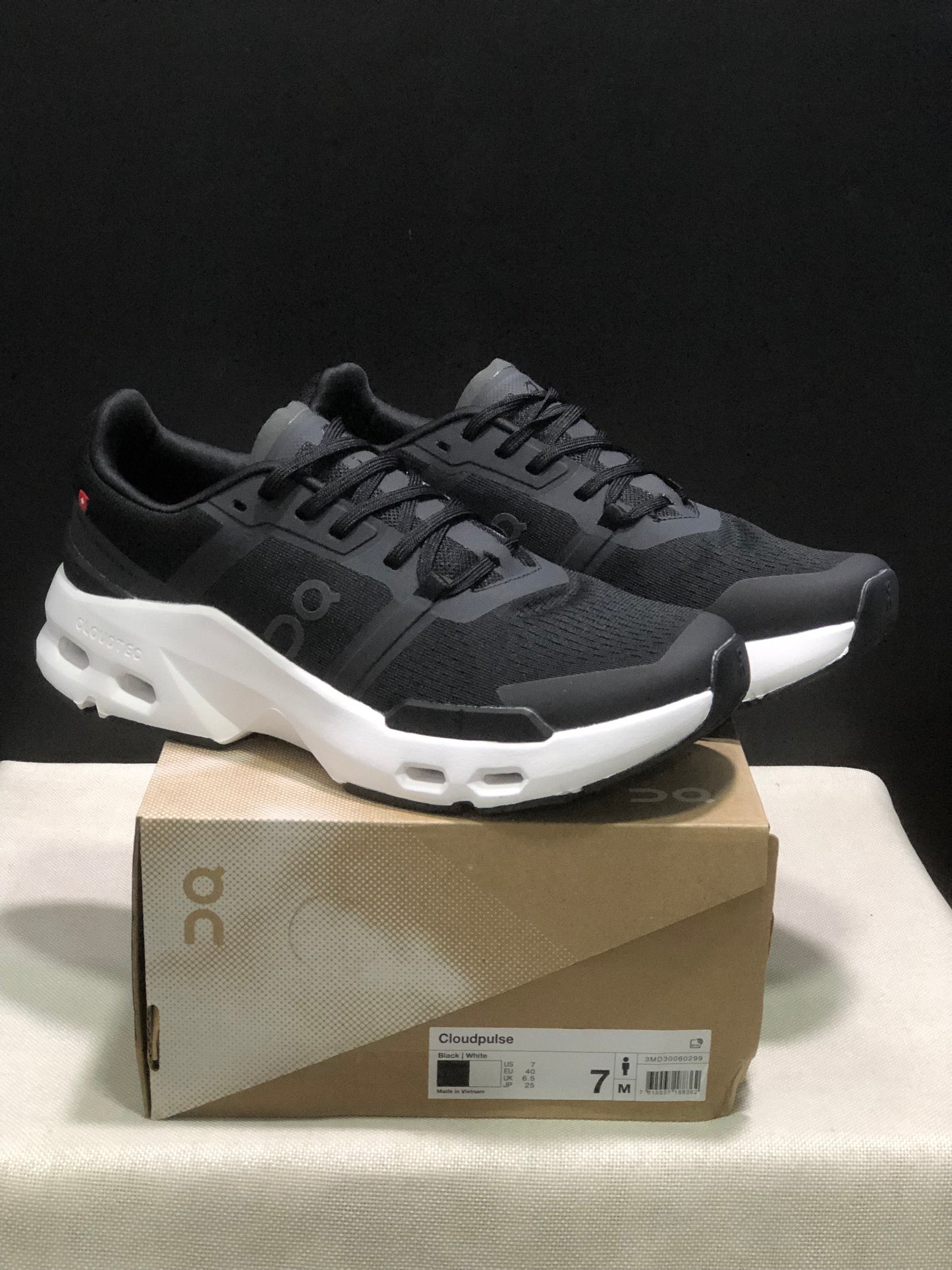 On Running Cloudpulse Comfortable Running Shoes Black/White