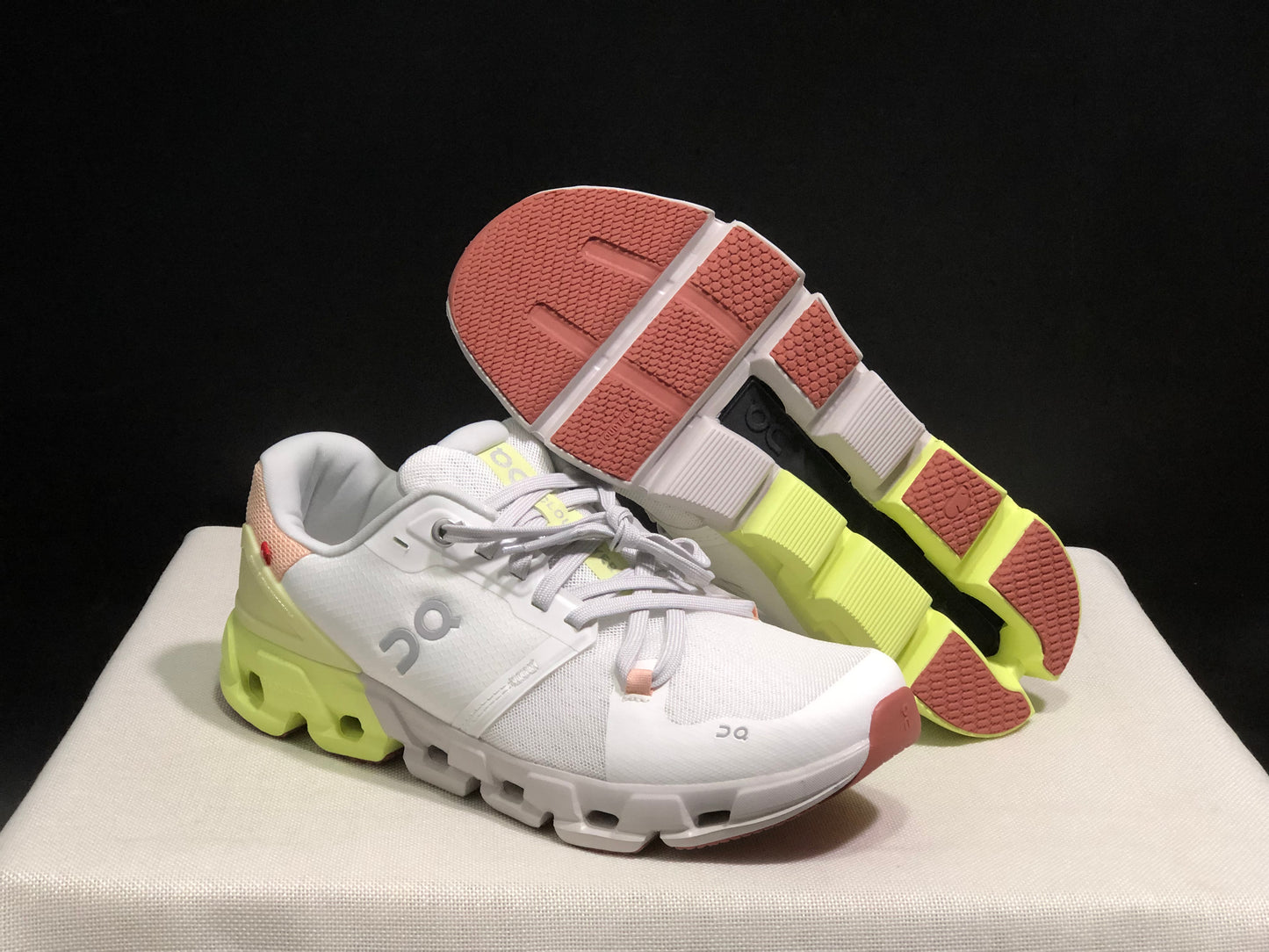 On Running Cloudflow 4 Shock-Absorbing And Wear-Resistant White/Hay Running Shoes
