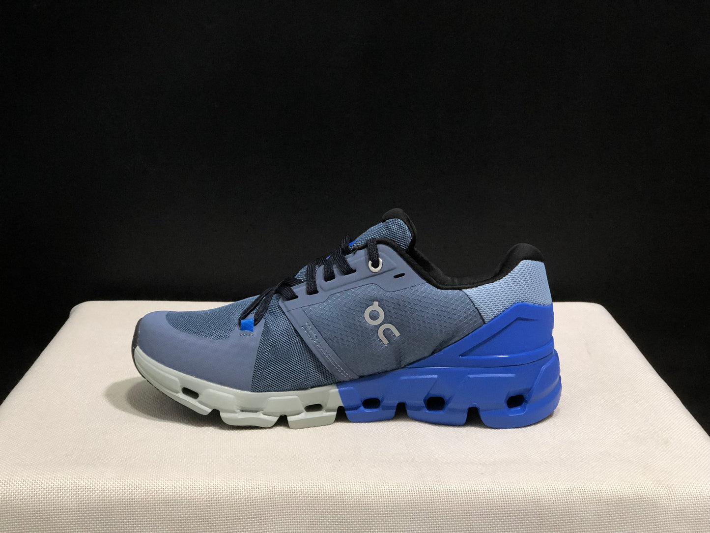 On Running Cloudflow 4 Shock-Absorbing And Wear-Resistant Running Shoes Metal/Lapis