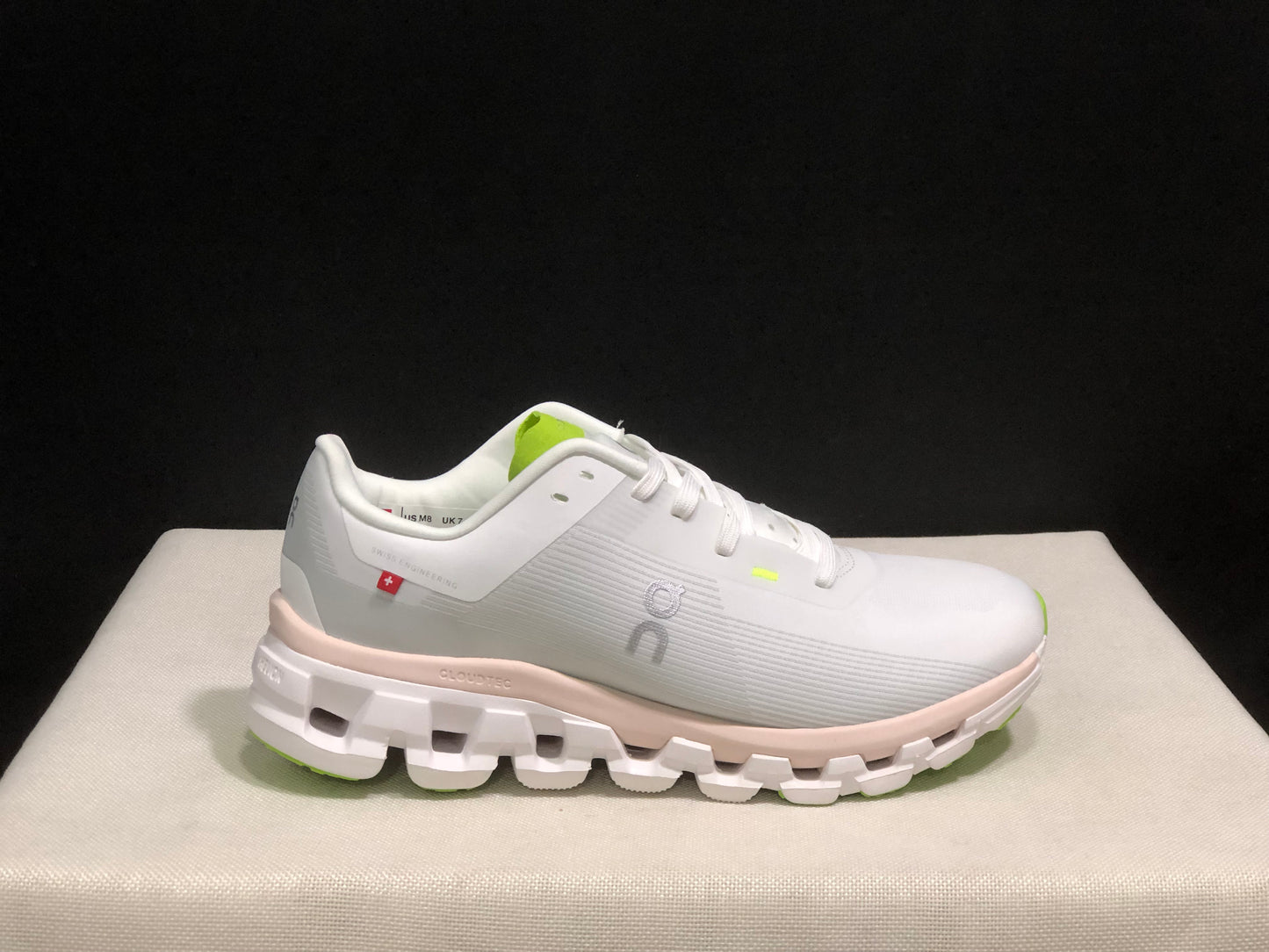 On Running Cloudflow 4 Shock-Absorbing And Wear-Resistant Running Shoes White/Sand