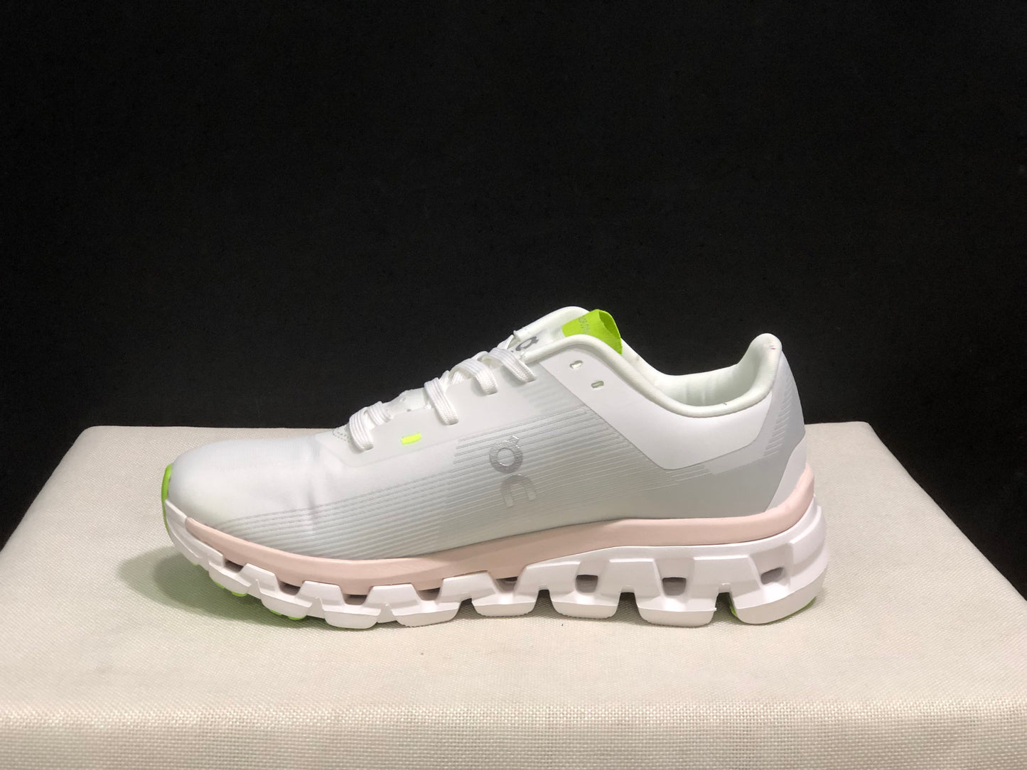 On Running Cloudflow 4 Shock-Absorbing And Wear-Resistant Running Shoes White/Sand