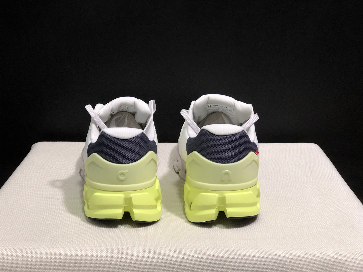 On Running Cloudflow 4 White/Hay Shock-Absorbing And Wear-Resistant Running Shoes