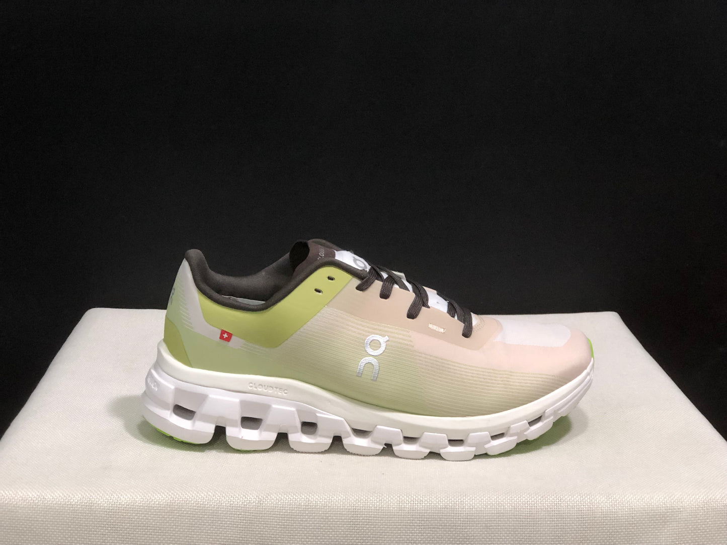 On Running Cloudflow 4 Shock-Absorbing And Wear-Resistant Running Shoes Zest/Frost