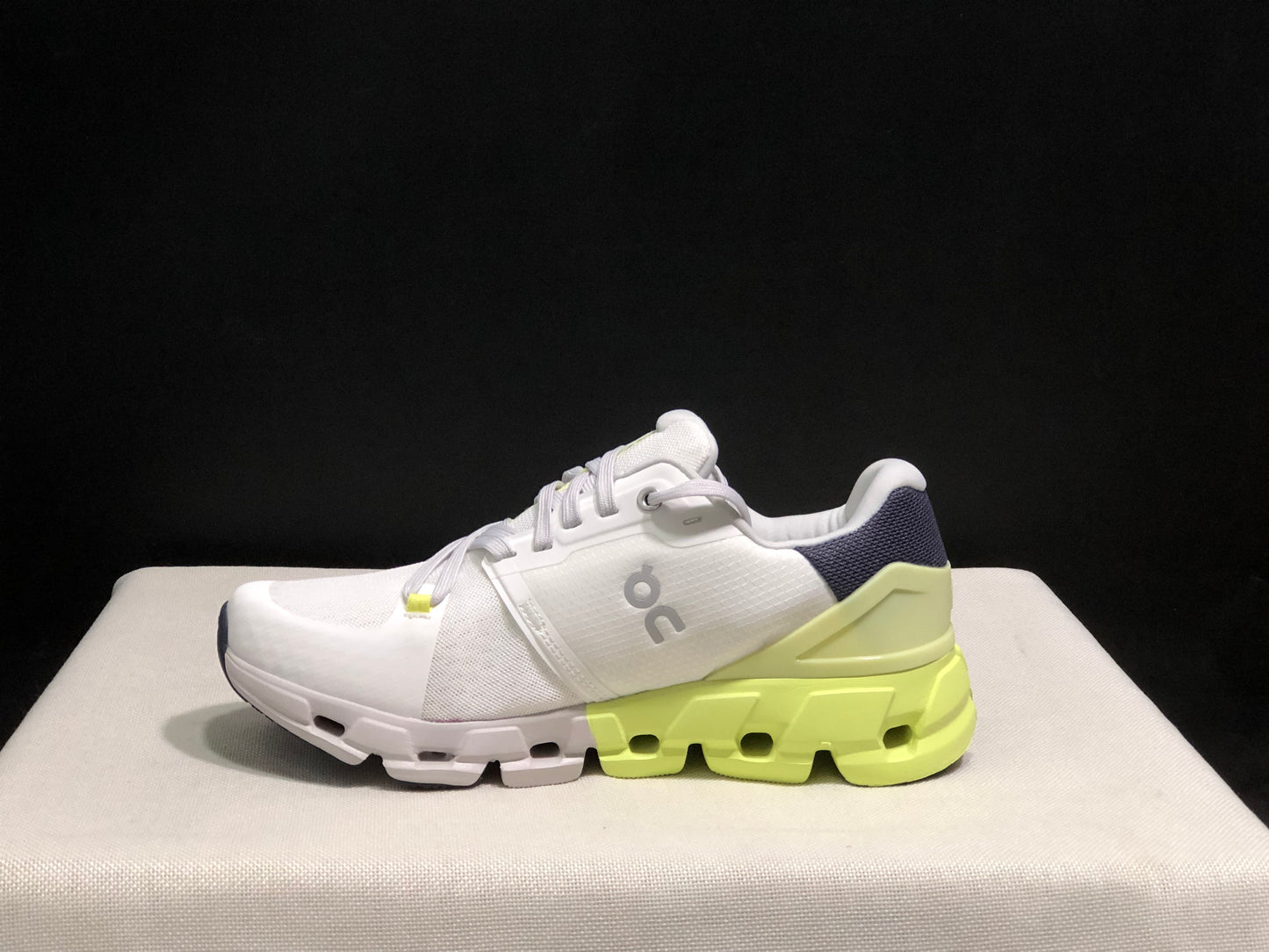 On Running Cloudflow 4 White/Hay Shock-Absorbing And Wear-Resistant Running Shoes
