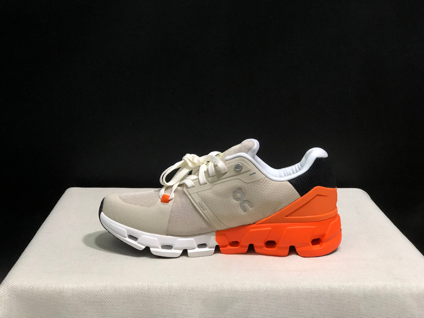 On Running Cloudflow 4 Shock-Absorbing And Wear-Resistant Running Shoes Sand/Flame