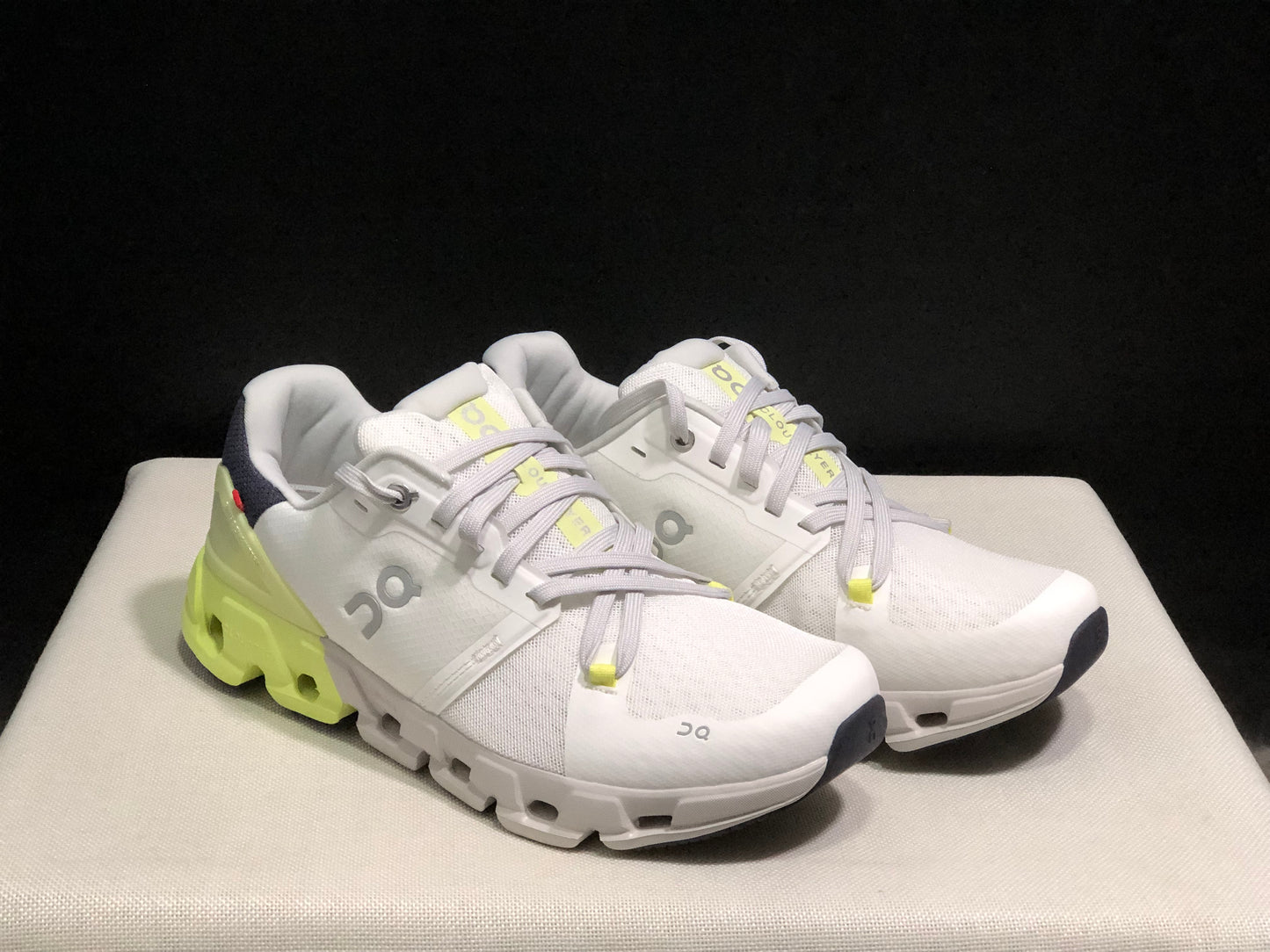 On Running Cloudflow 4 White/Hay Shock-Absorbing And Wear-Resistant Running Shoes