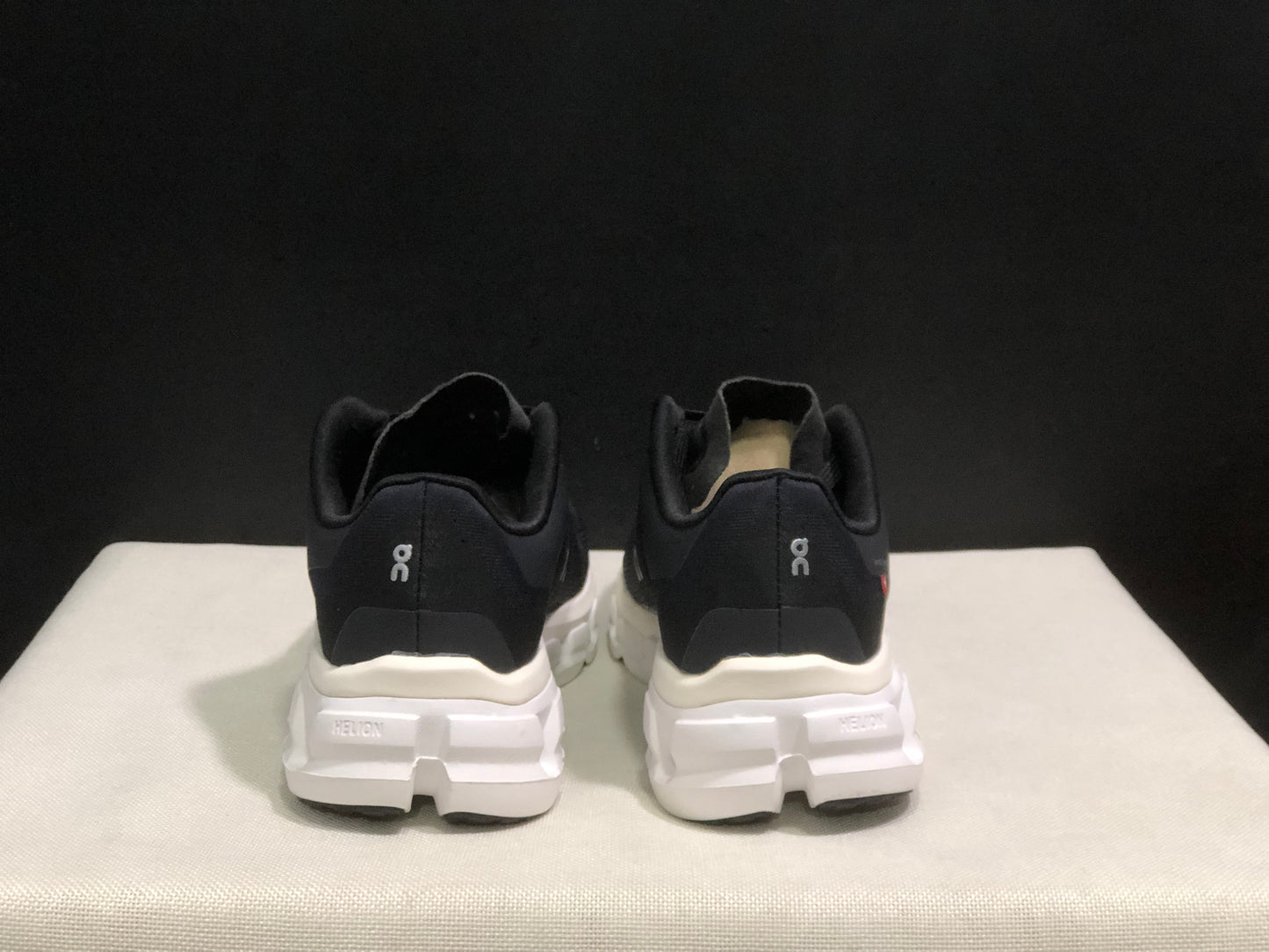 On Running Cloudflow 4 Shock-Absorbing And Wear-Resistant Black Running Shoes