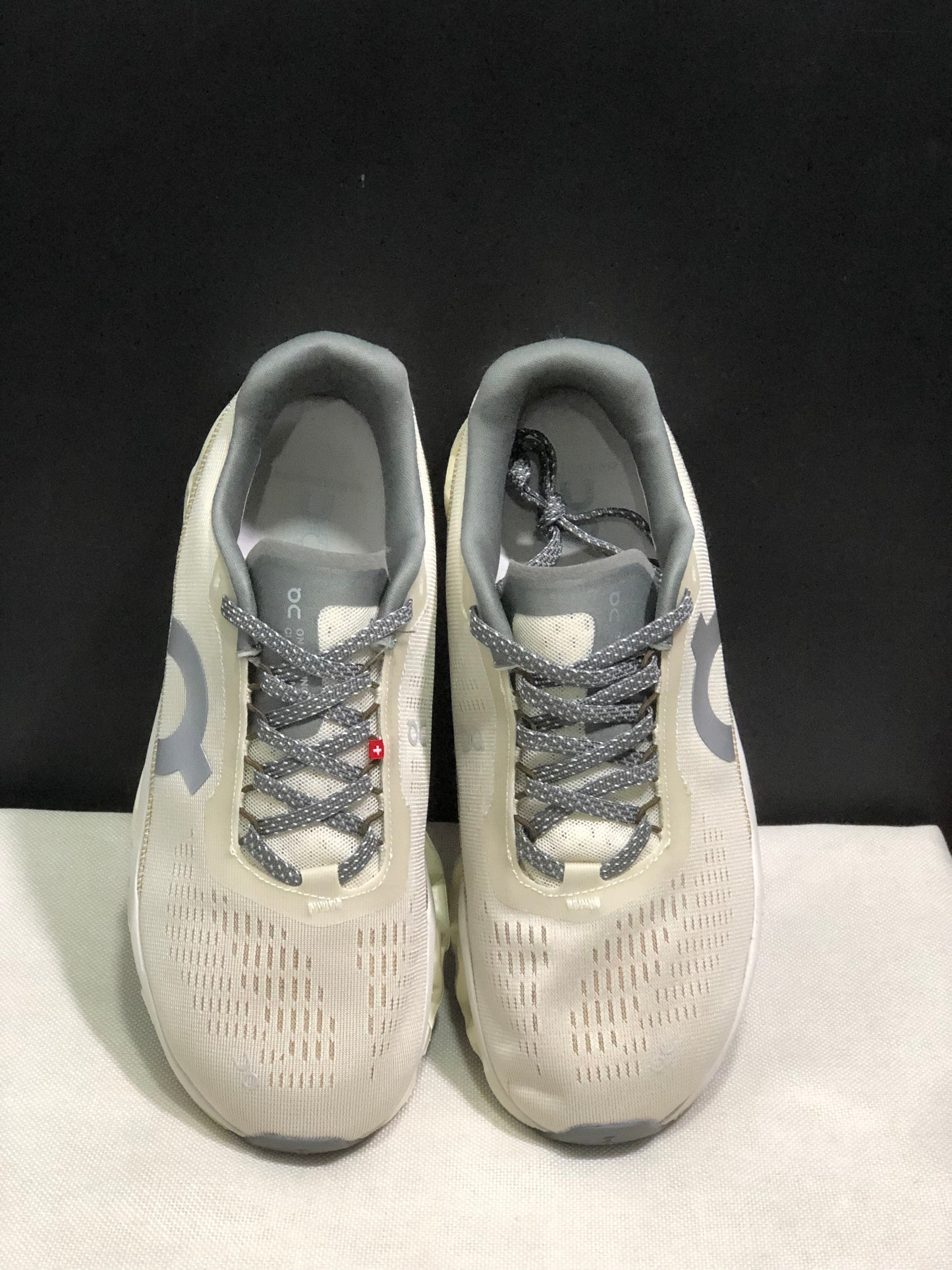 On Running Cloudmonster 2 Shock-Absorbing And Breathable Running Shoes Grey/Light Khaki