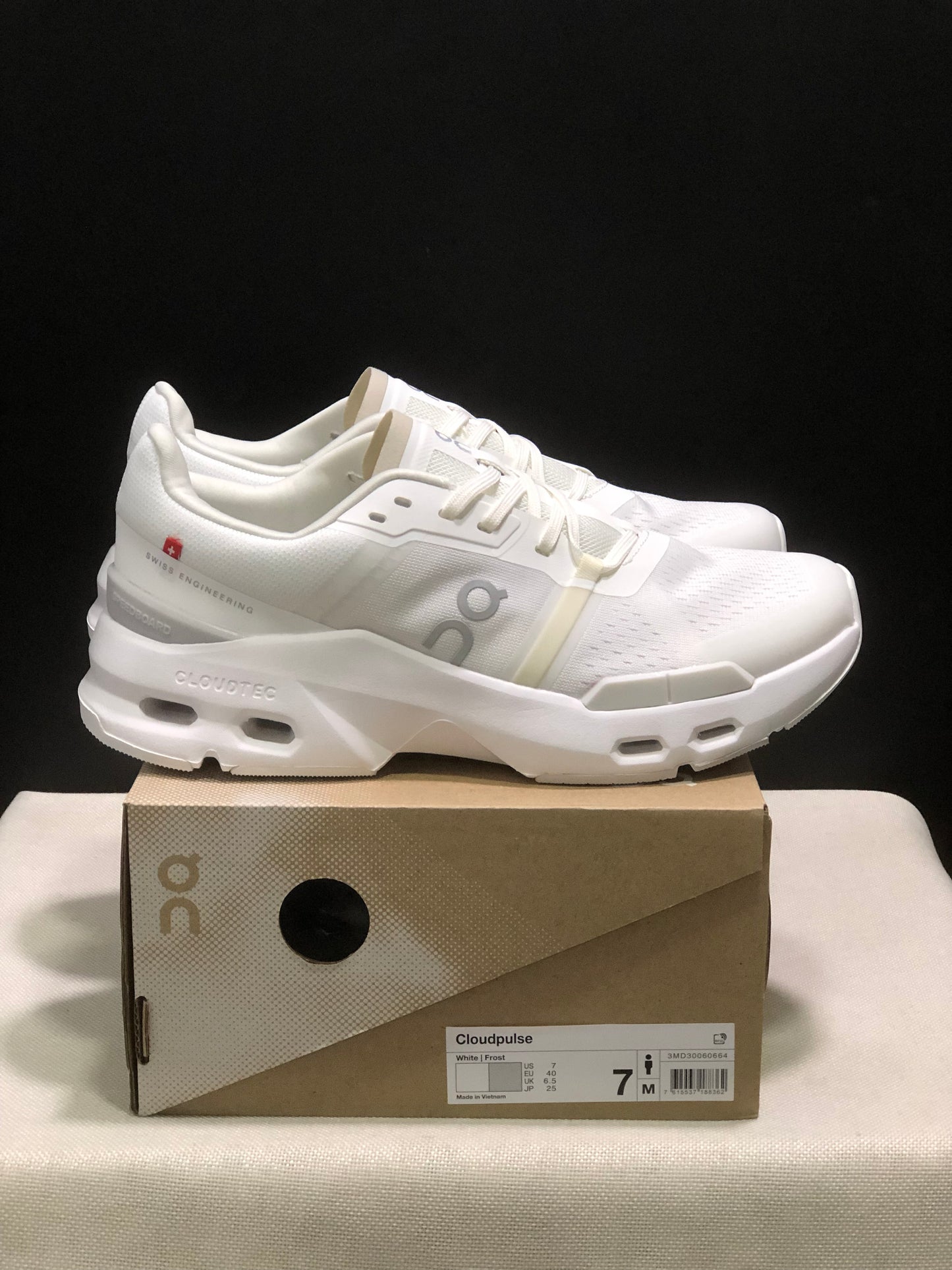 On Running Cloudpulse Comfortable Running Shoes White
