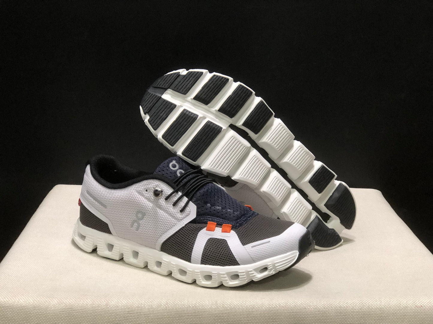 On Running Cloud 5 Lightweight Running Shoes Mist White/Dark Grey