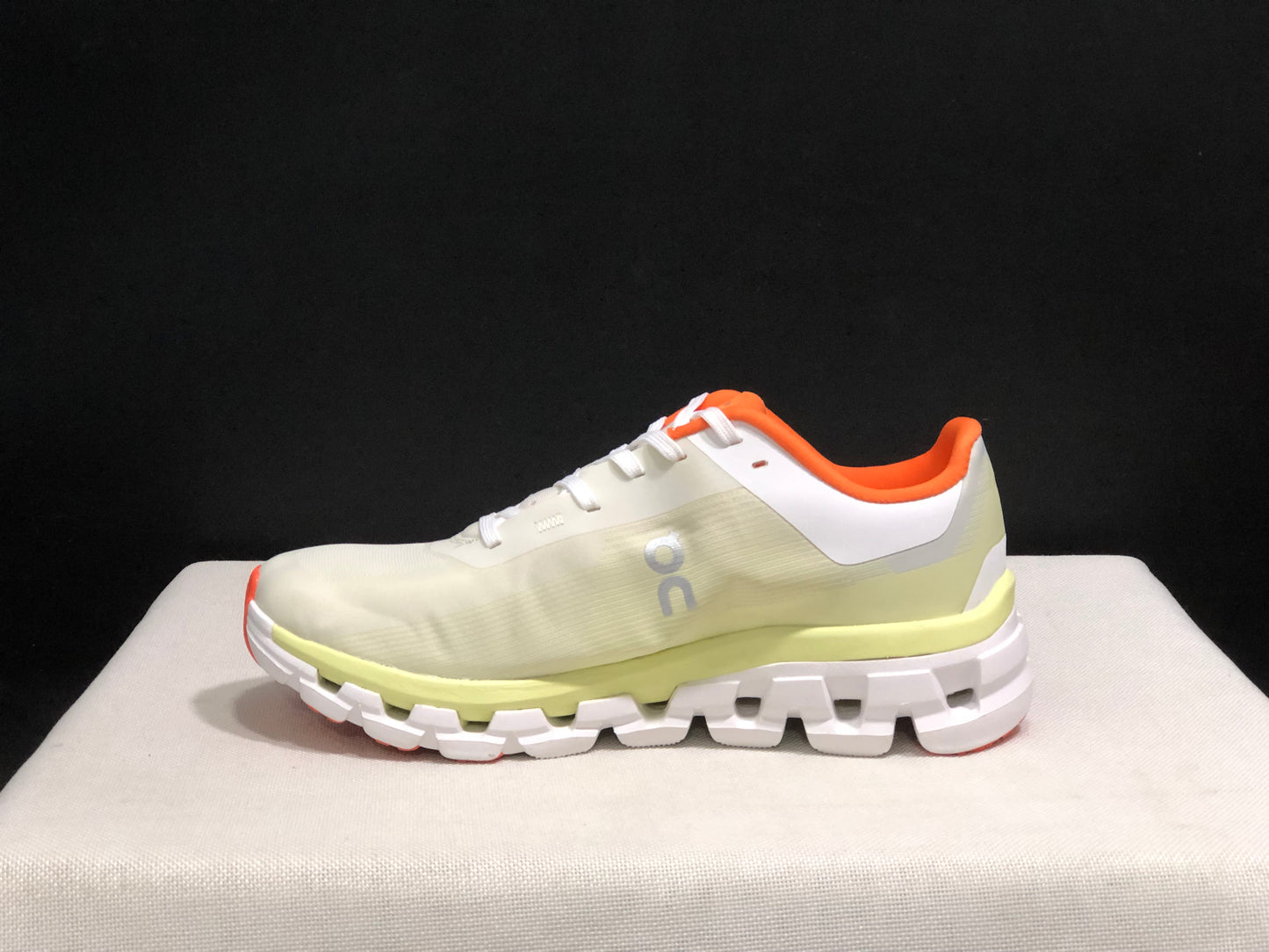 On Running Cloudflow 4 Shock-Absorbing And Wear-Resistant Running Shoes White/Hay