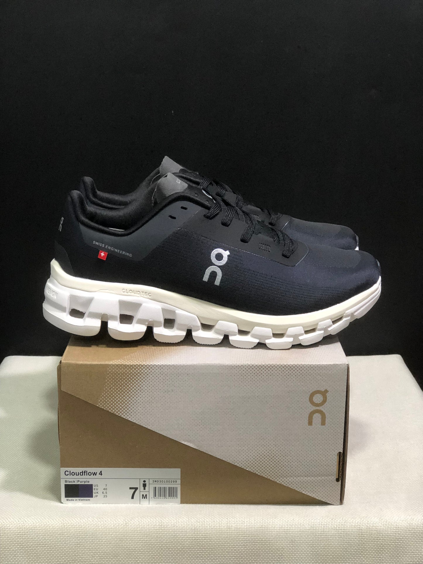 On Running Cloudflow 4 Shock-Absorbing And Wear-Resistant Black Running Shoes