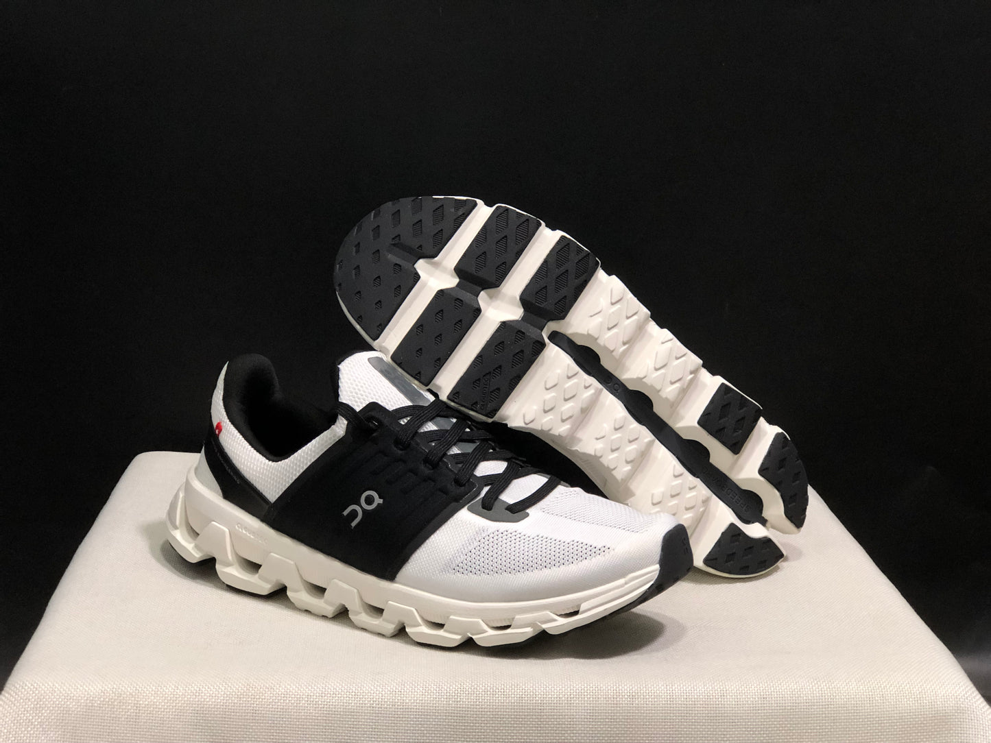 On Running Cloudswift 3 Trendy And Comfortable Running Shoes Black/White