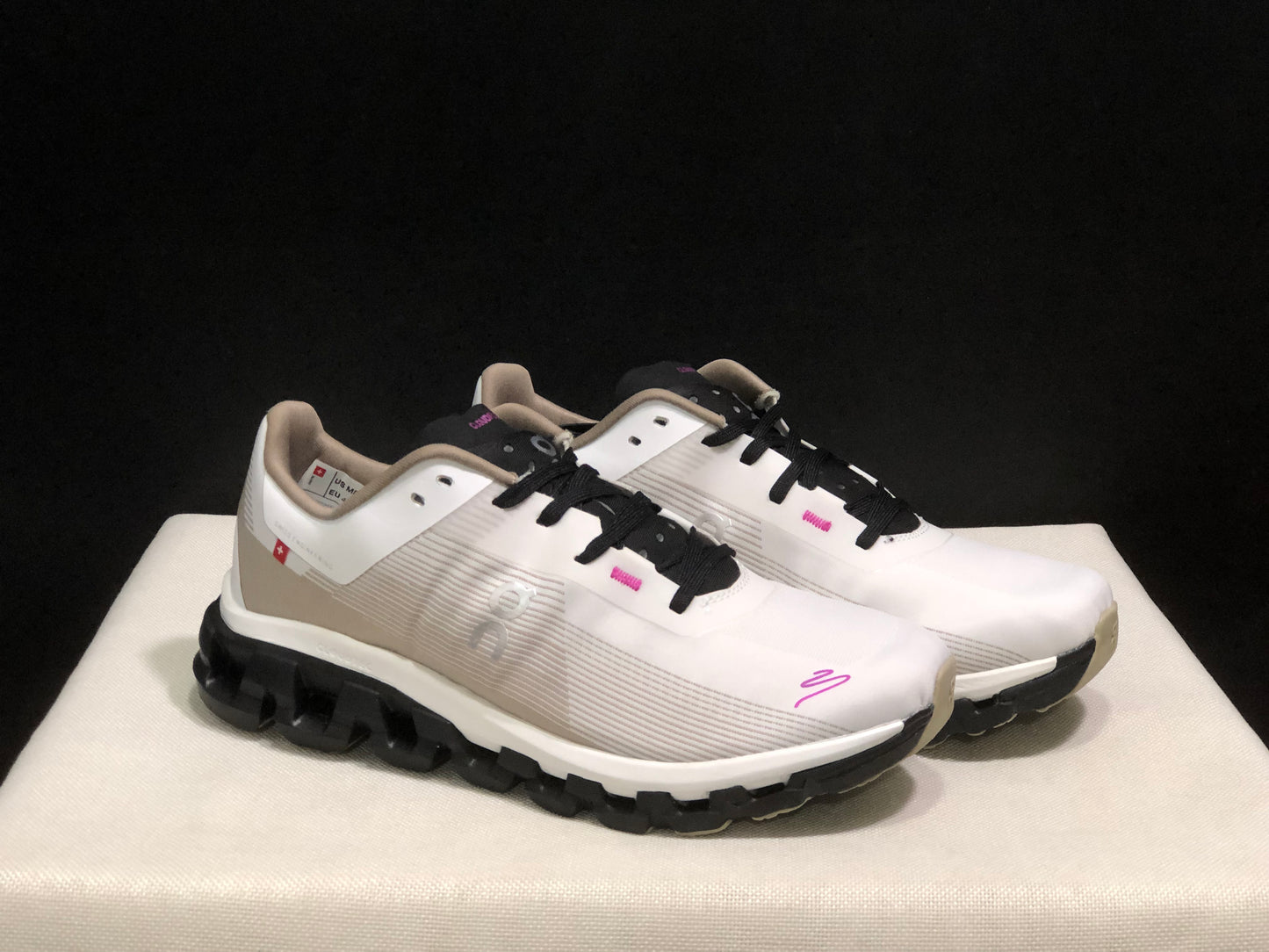 On Running Cloudflow 4 Shock-Absorbing And Wear-Resistant Running Shoes Khaki/White