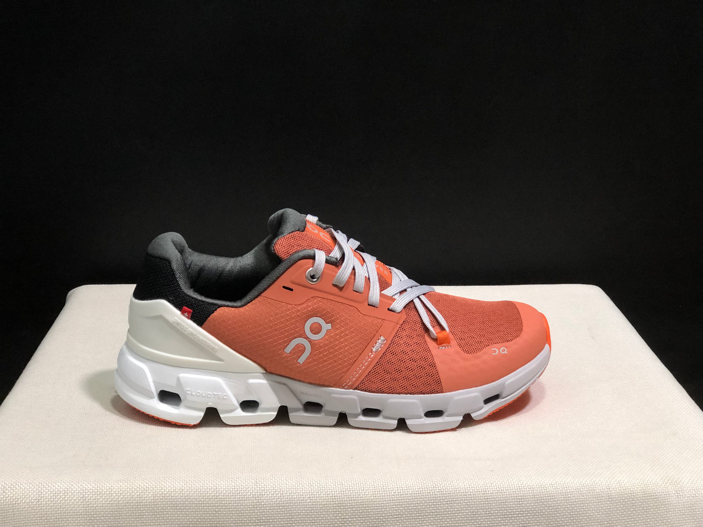 On Running Cloudflow 4 Shock-Absorbing And Wear-Resistant Running Shoes Ginger/White