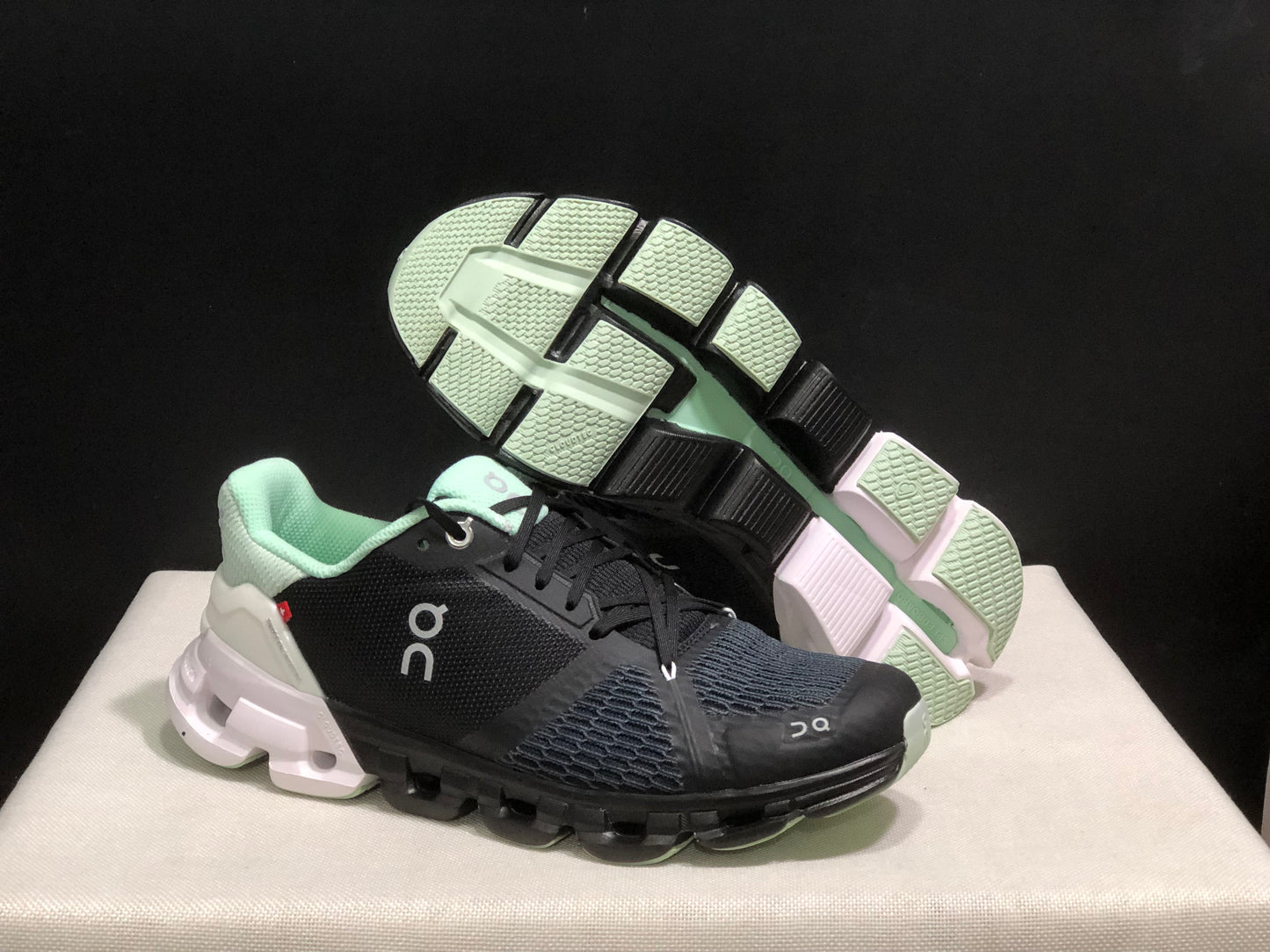On Running Cloudflyer Shock-Absorbing Running Shoes Black/White/Light Green