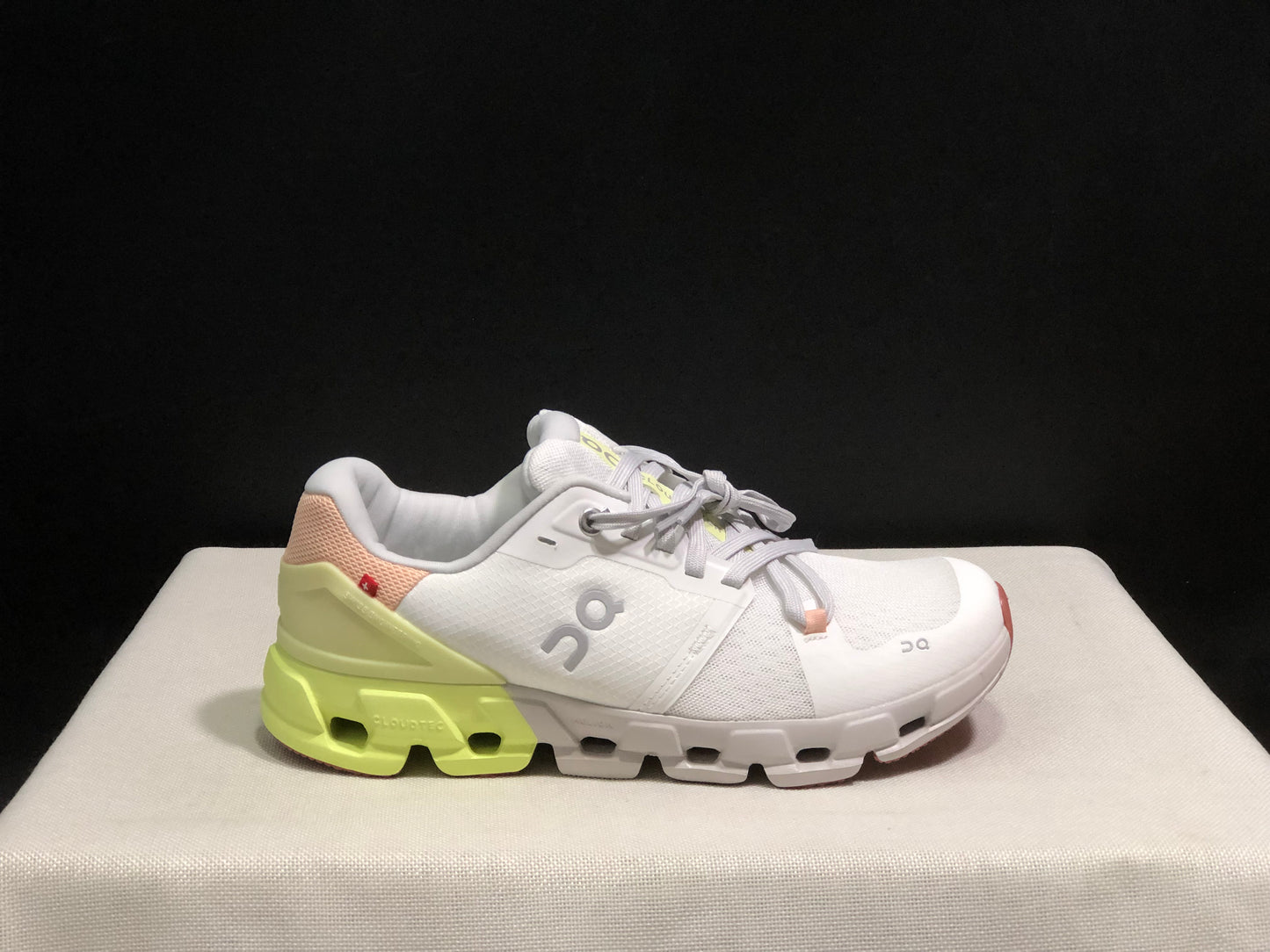 On Running Cloudflow 4 Shock-Absorbing And Wear-Resistant White/Hay Running Shoes