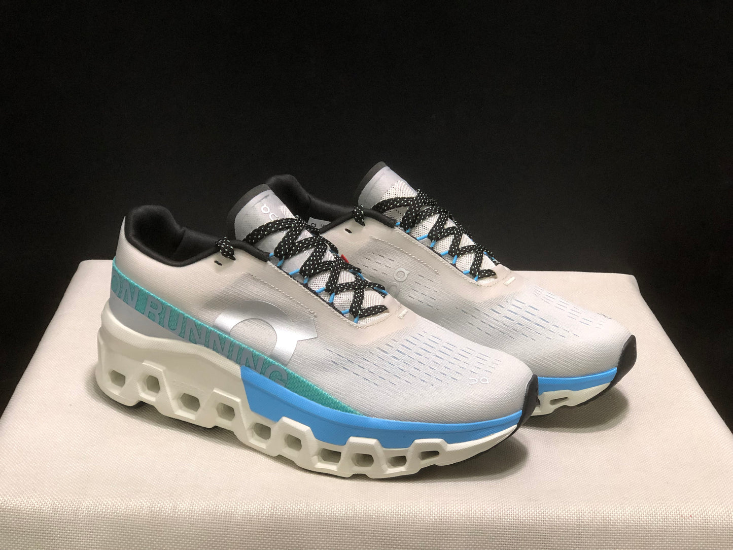 On Running Cloudmonster 2 Shock-Absorbing And Breathable Running Shoes Cream/Blue