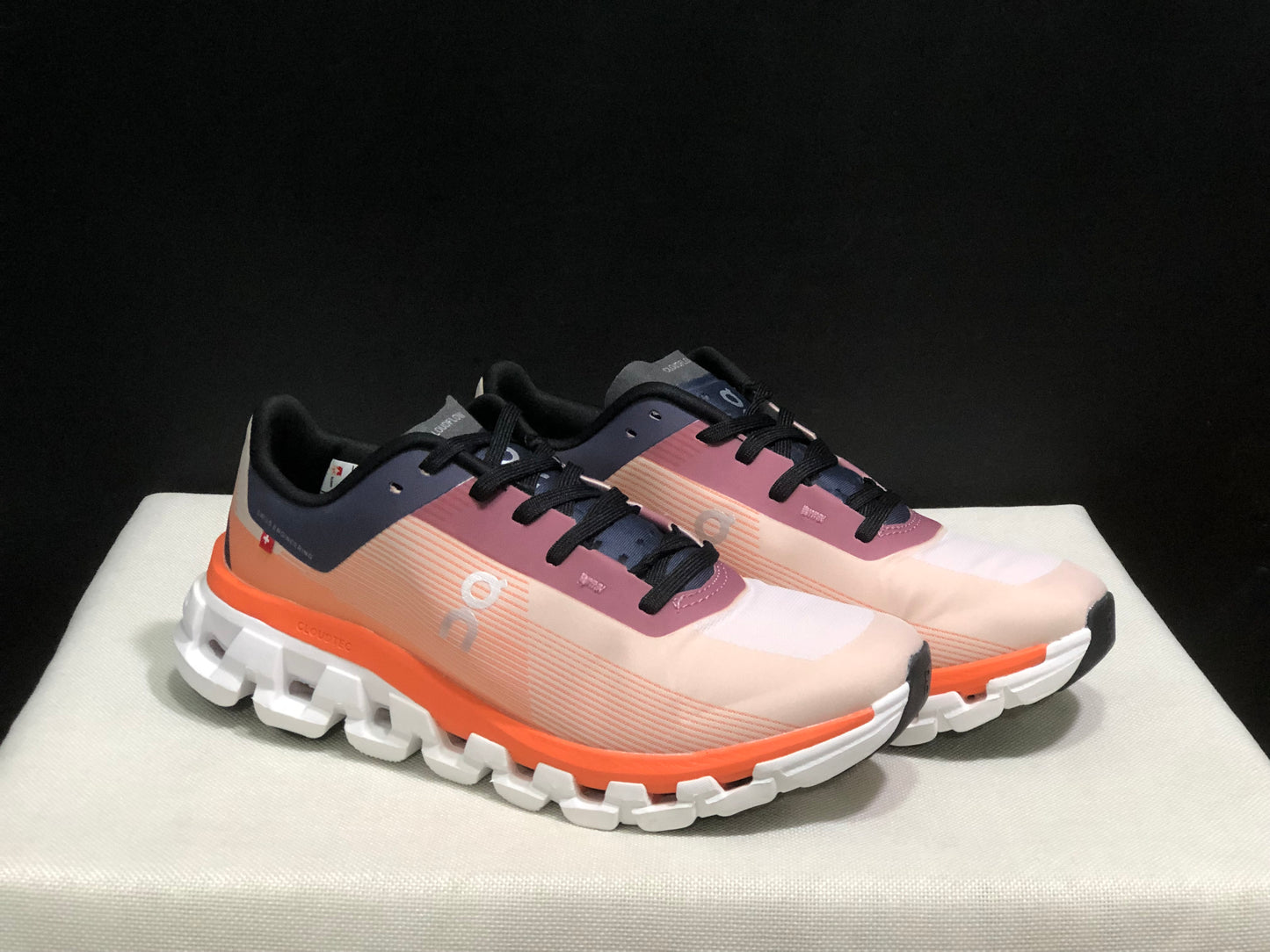 On Running Cloudflow 4 Shock-Absorbing And Wear-Resistant Running Shoes Quartz/Flame