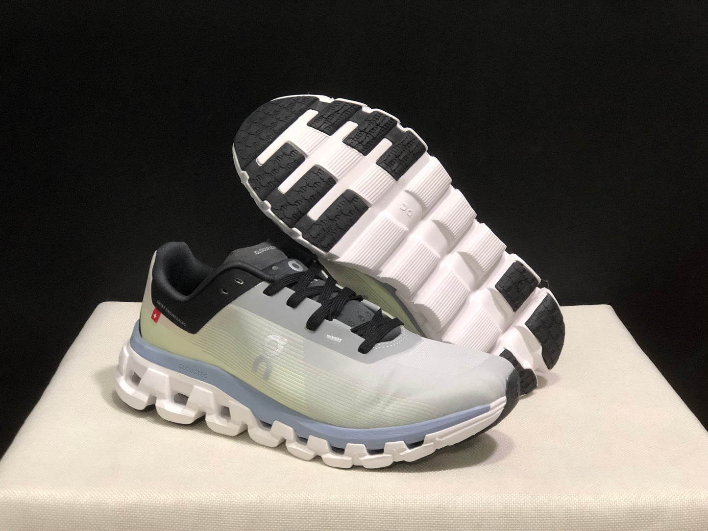 On Running Cloudflow 4 Shock-Absorbing And Wear-Resistant Running Shoes Fade/Wisteria
