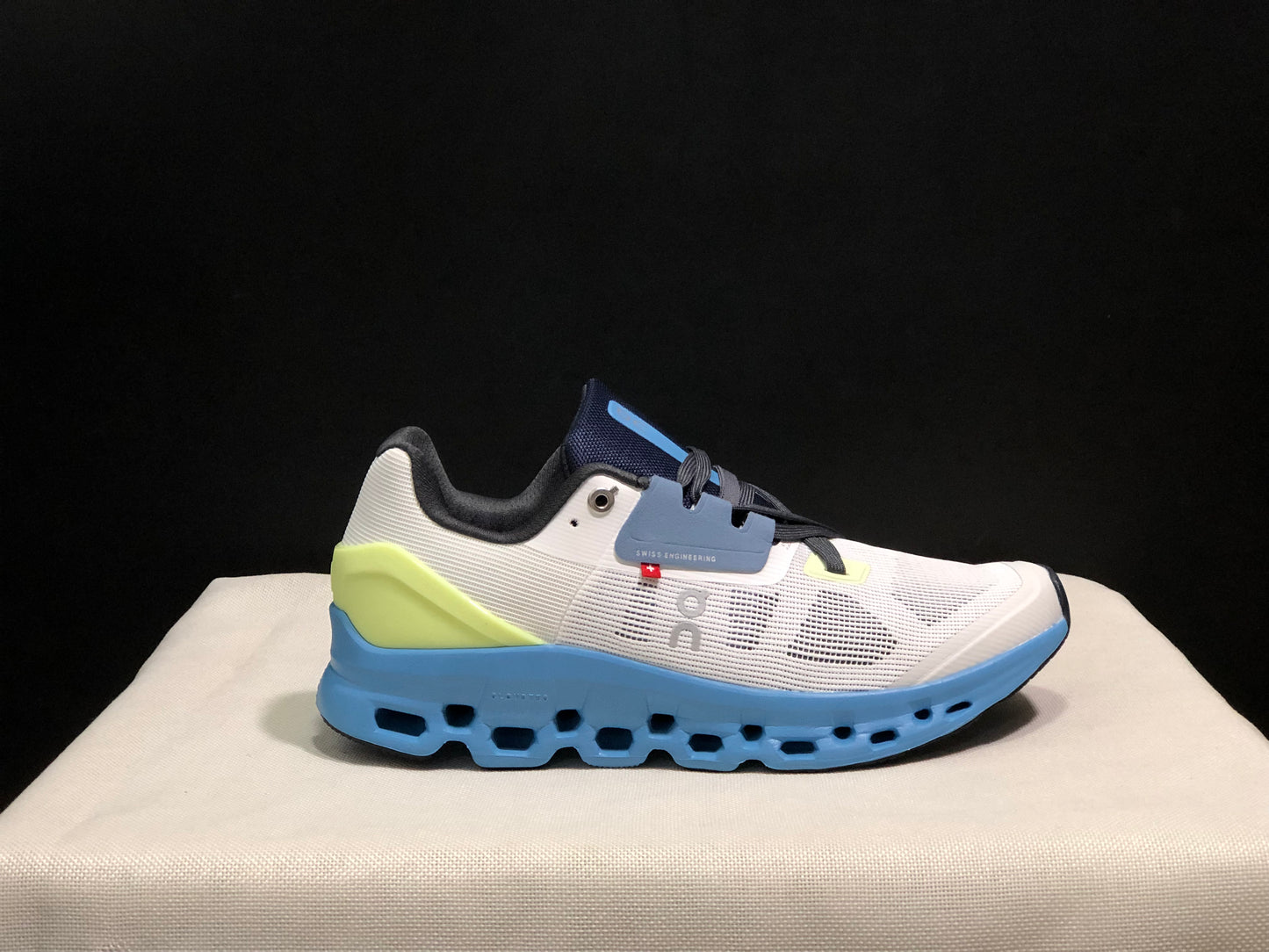 On Running Cloudstratus Breathable Support Running Shoes Frost/Niagara