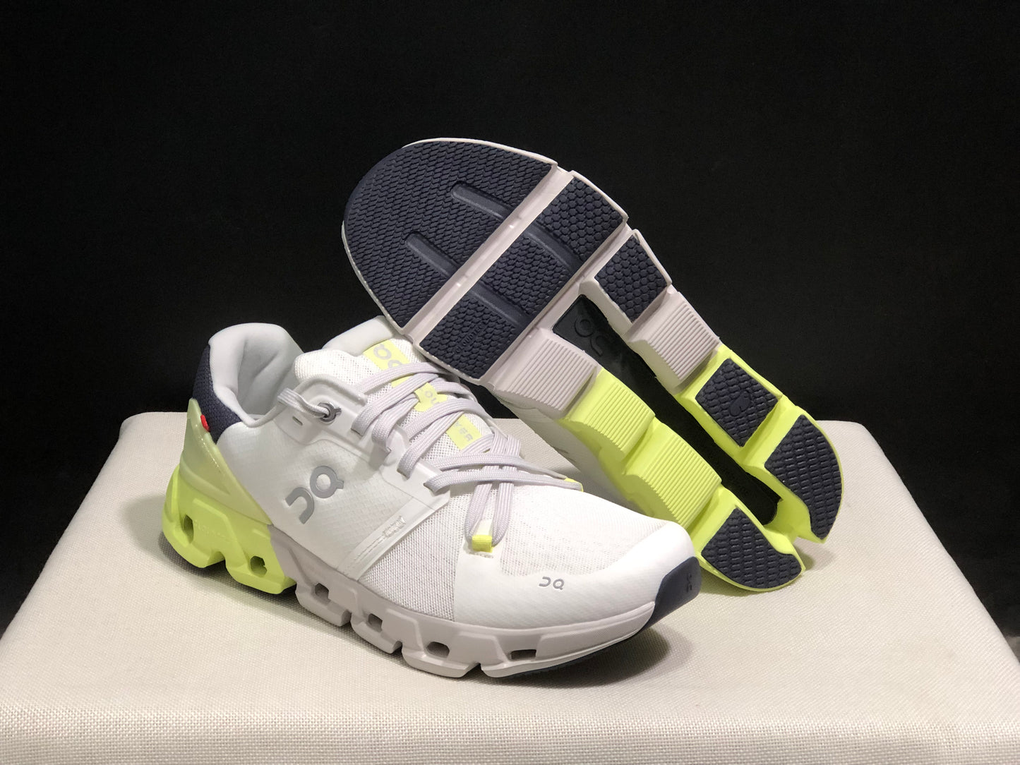 On Running Cloudflow 4 White/Hay Shock-Absorbing And Wear-Resistant Running Shoes