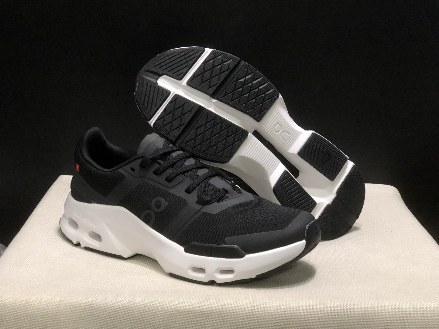 On Running Cloudpulse Comfortable Running Shoes Black/White
