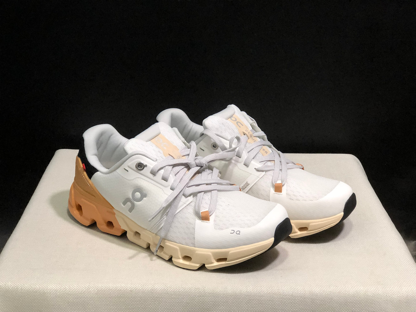 On Running Cloudflow 4 Shock-Absorbing And Wear-Resistant Running Shoes White/Copper