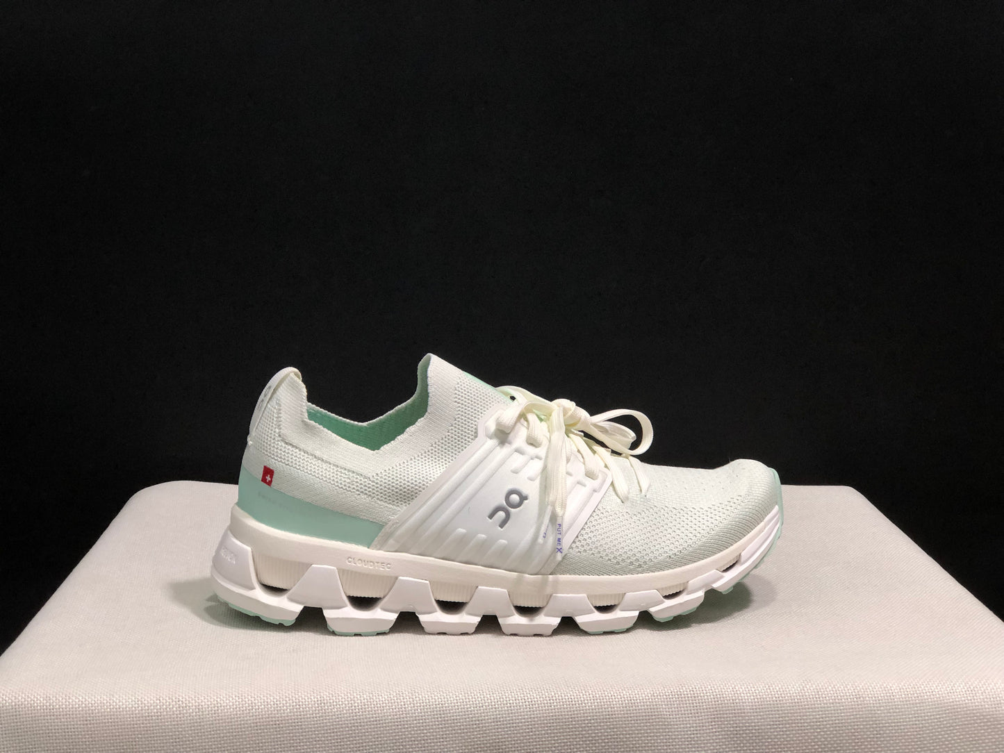 On Running Cloudswift 3 Trendy And Comfortable Running Shoes Ivory/Creek