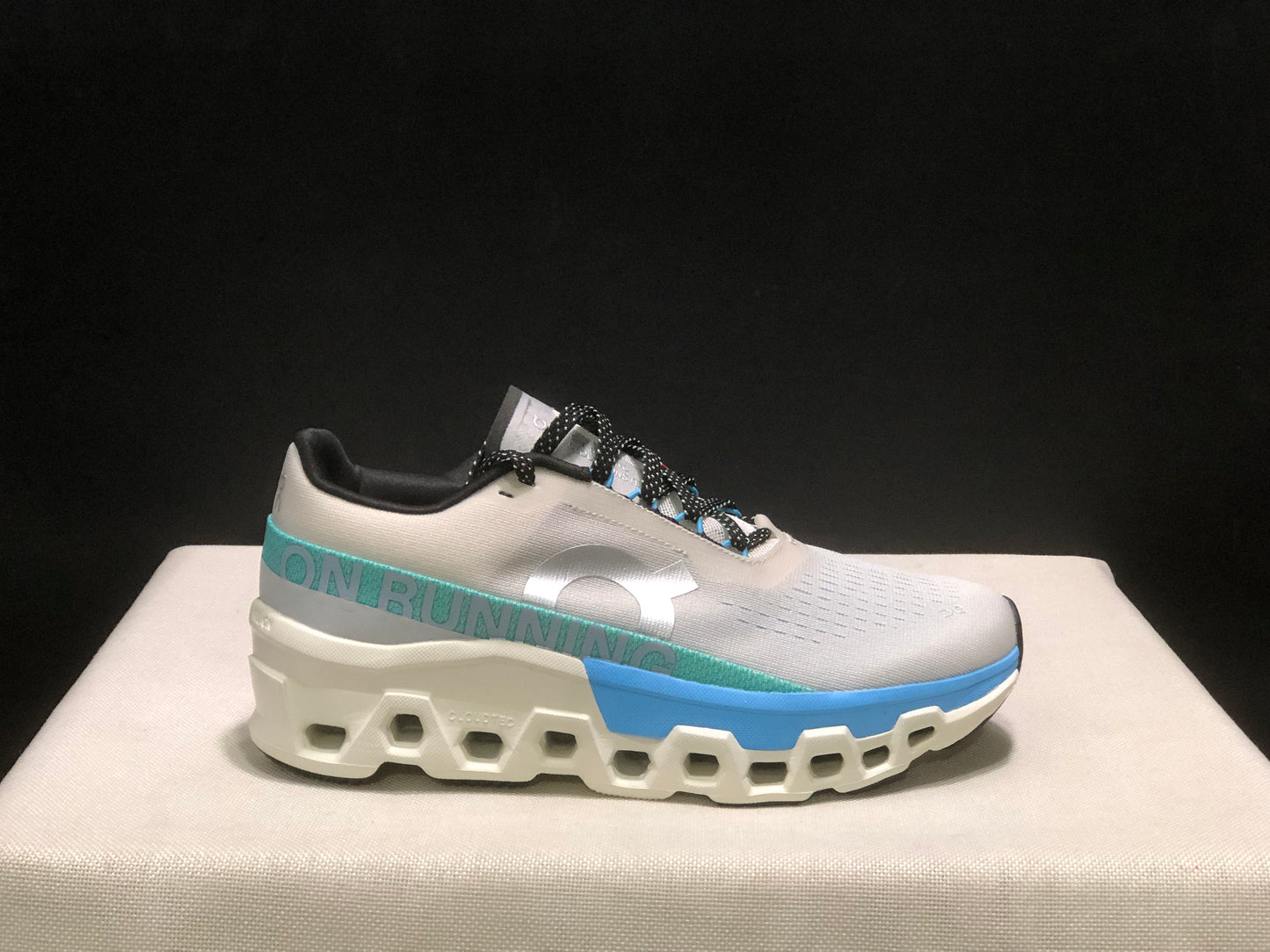 On Running Cloudmonster 2 Shock-Absorbing And Breathable Running Shoes Cream/Blue