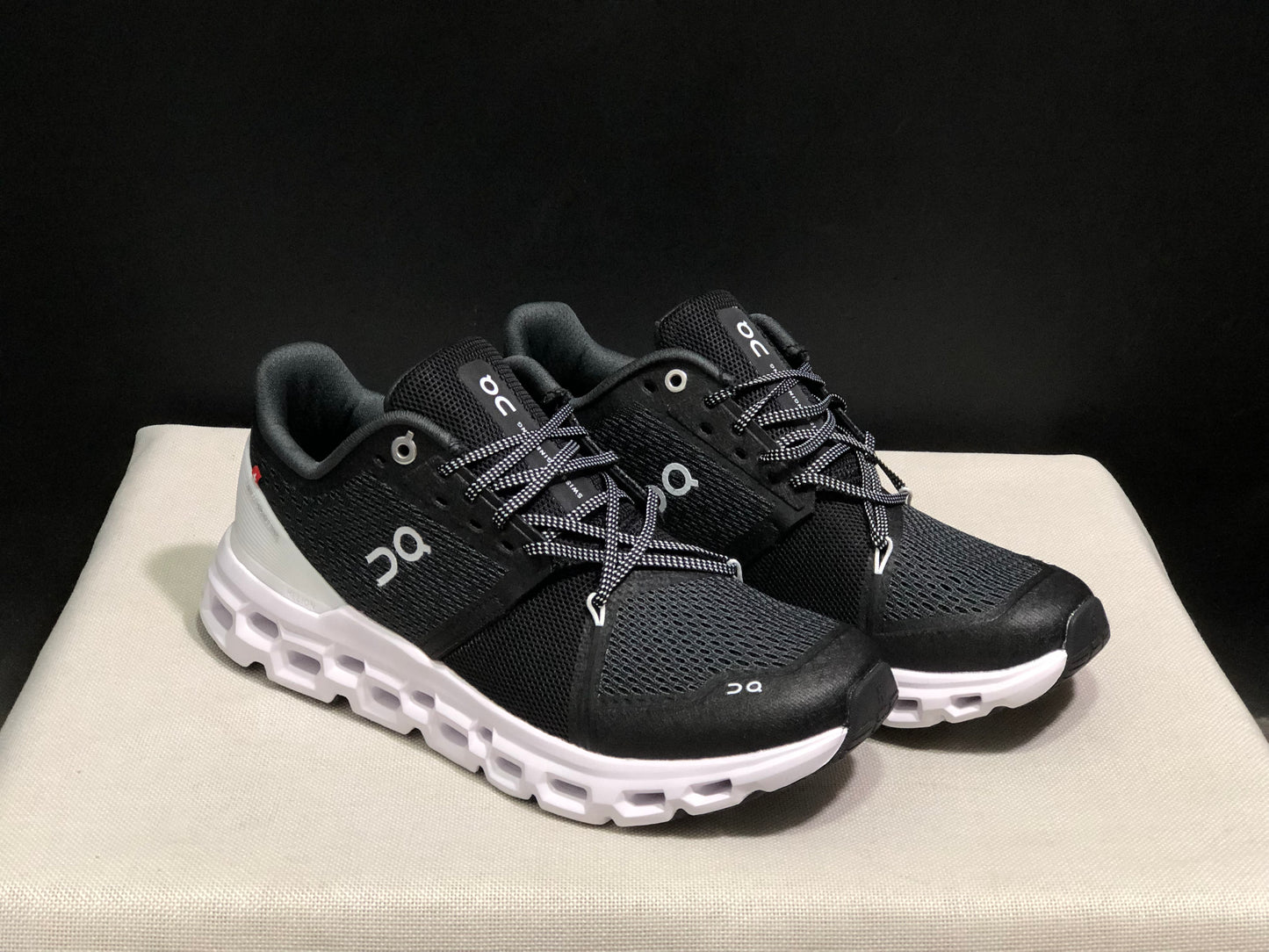 On Running Cloudstratus Shock-Absorbing And Breathable Running Shoes Black/White