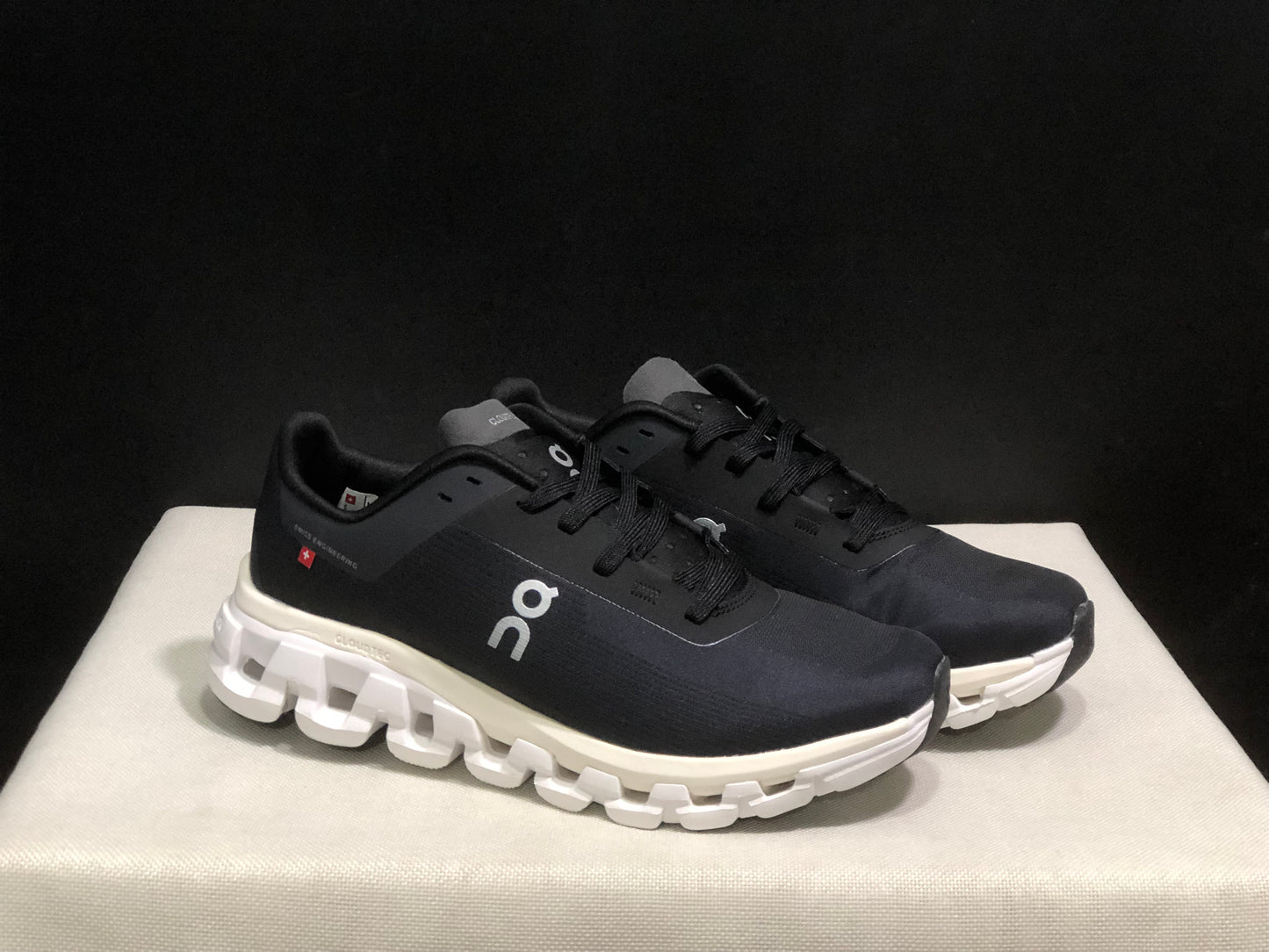 On Running Cloudflow 4 Shock-Absorbing And Wear-Resistant Black Running Shoes