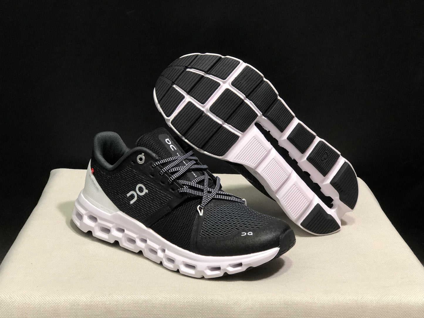 On Running Cloudstratus Shock-Absorbing And Breathable Running Shoes Black/White