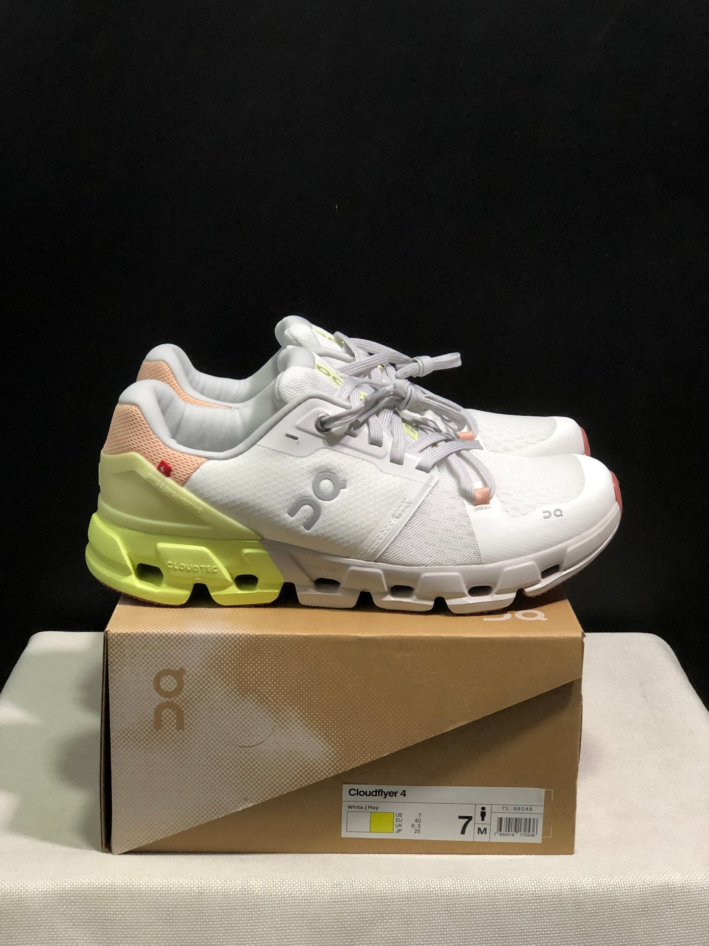 On Running Cloudflow 4 Shock-Absorbing And Wear-Resistant White/Hay Running Shoes