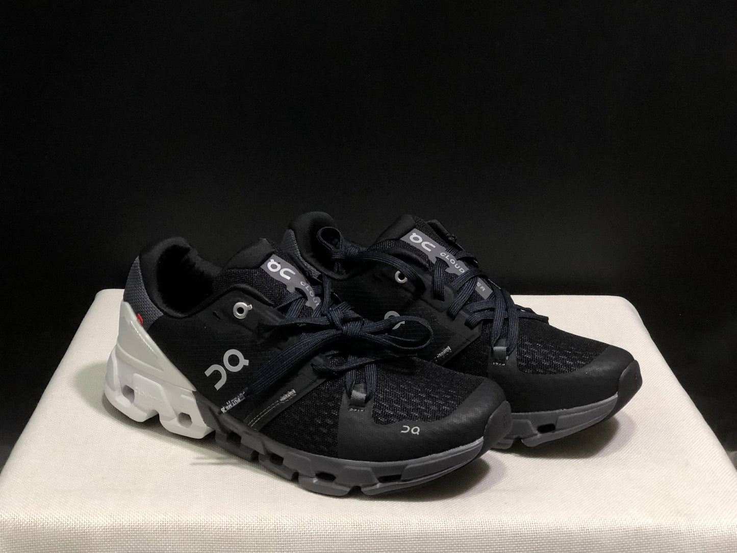 On Running Cloudflow 4 Shock-Absorbing And Wear-Resistant Running Shoes Black/White