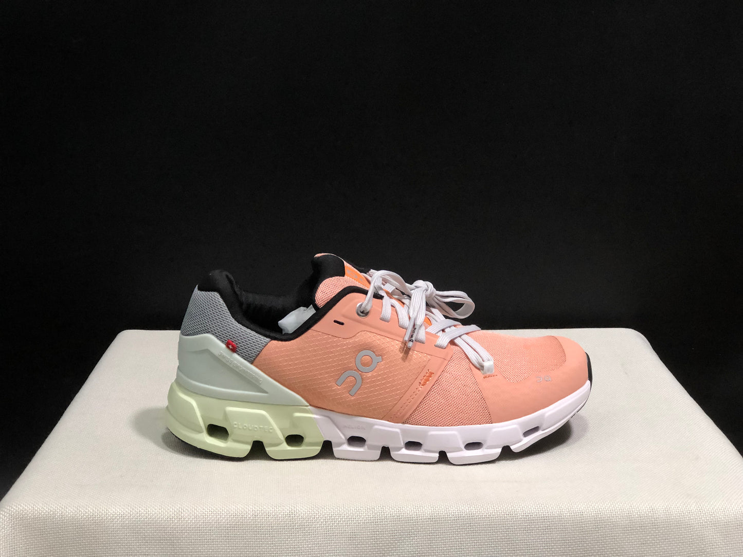 On Running Cloudflow 4 Shock-Absorbing And Wear-Resistant Running Shoes Peach/Aloe