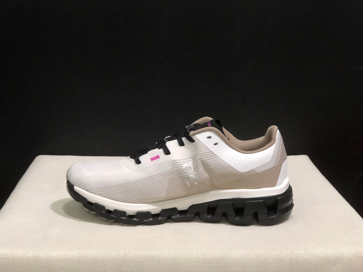 On Running Cloudflow 4 Shock-Absorbing And Wear-Resistant Running Shoes Khaki/White