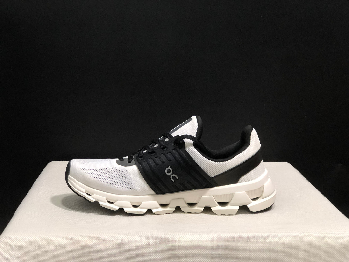 On Running Cloudswift 3 Trendy And Comfortable Running Shoes Black/White