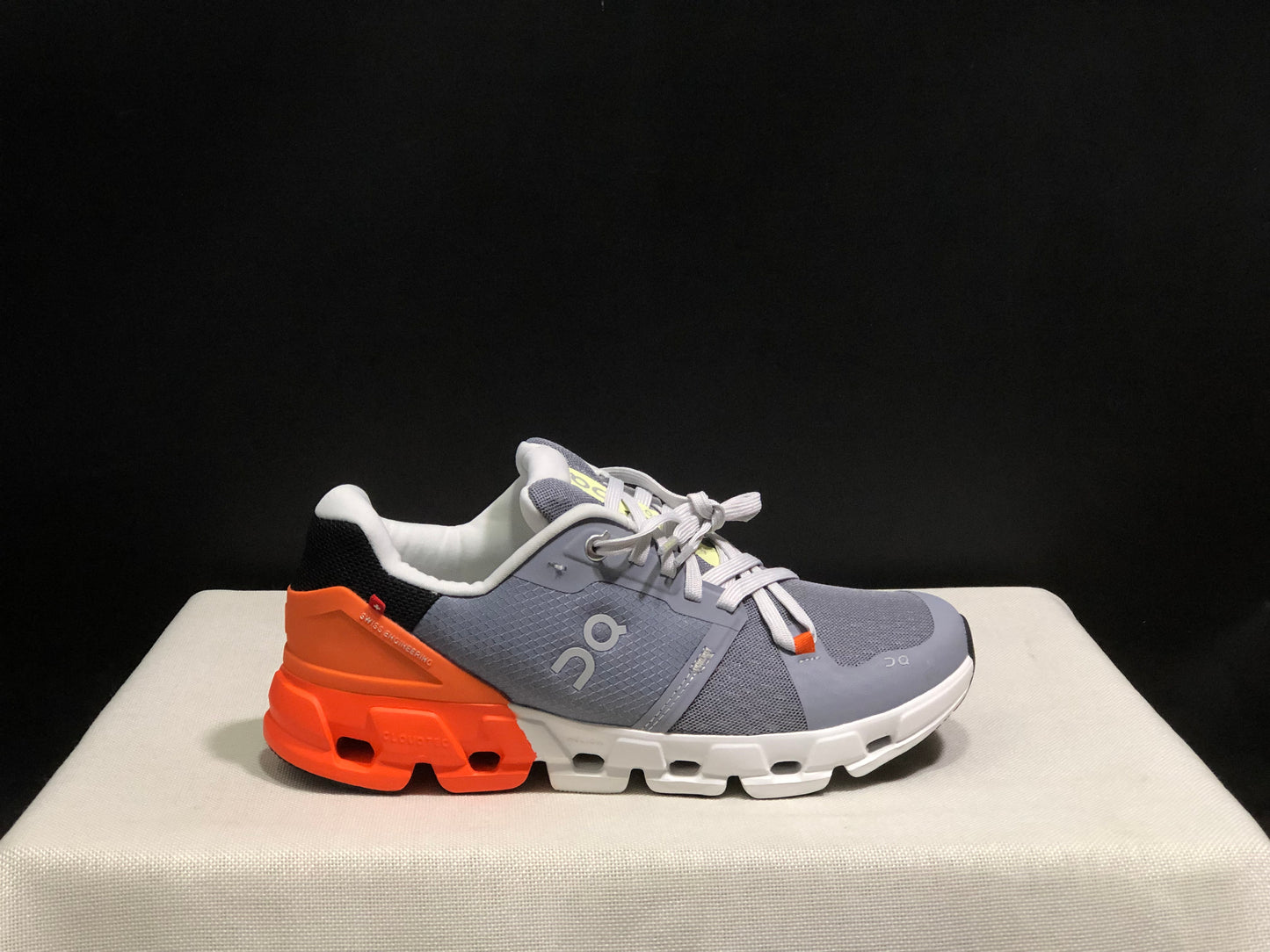 On Running Cloudflow 4 Shock-Absorbing And Wear-Resistant Running Shoes Fossil/Flame