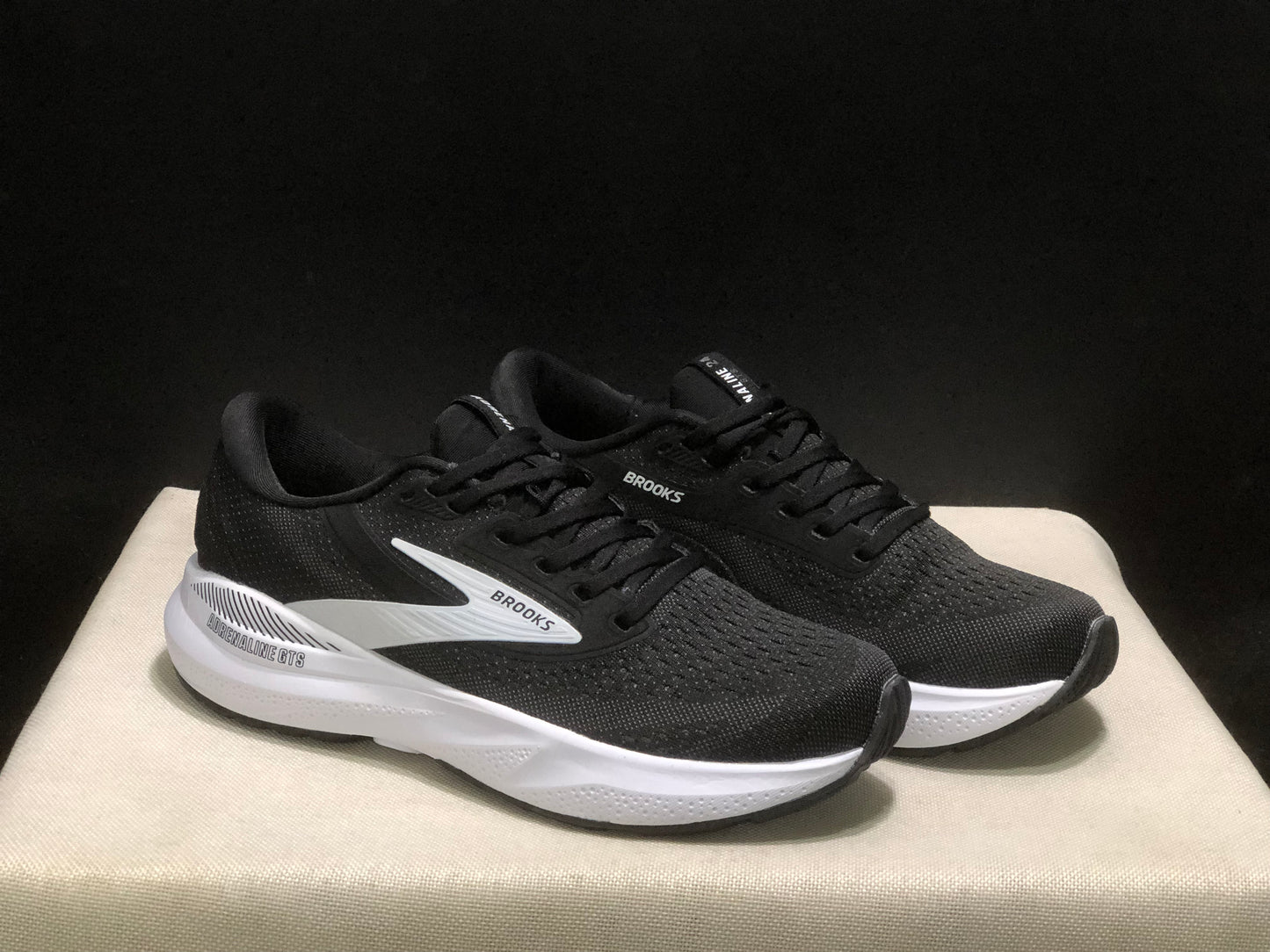 Brooks Adrenaline GTS 24 Casual Running Shoes Black/White