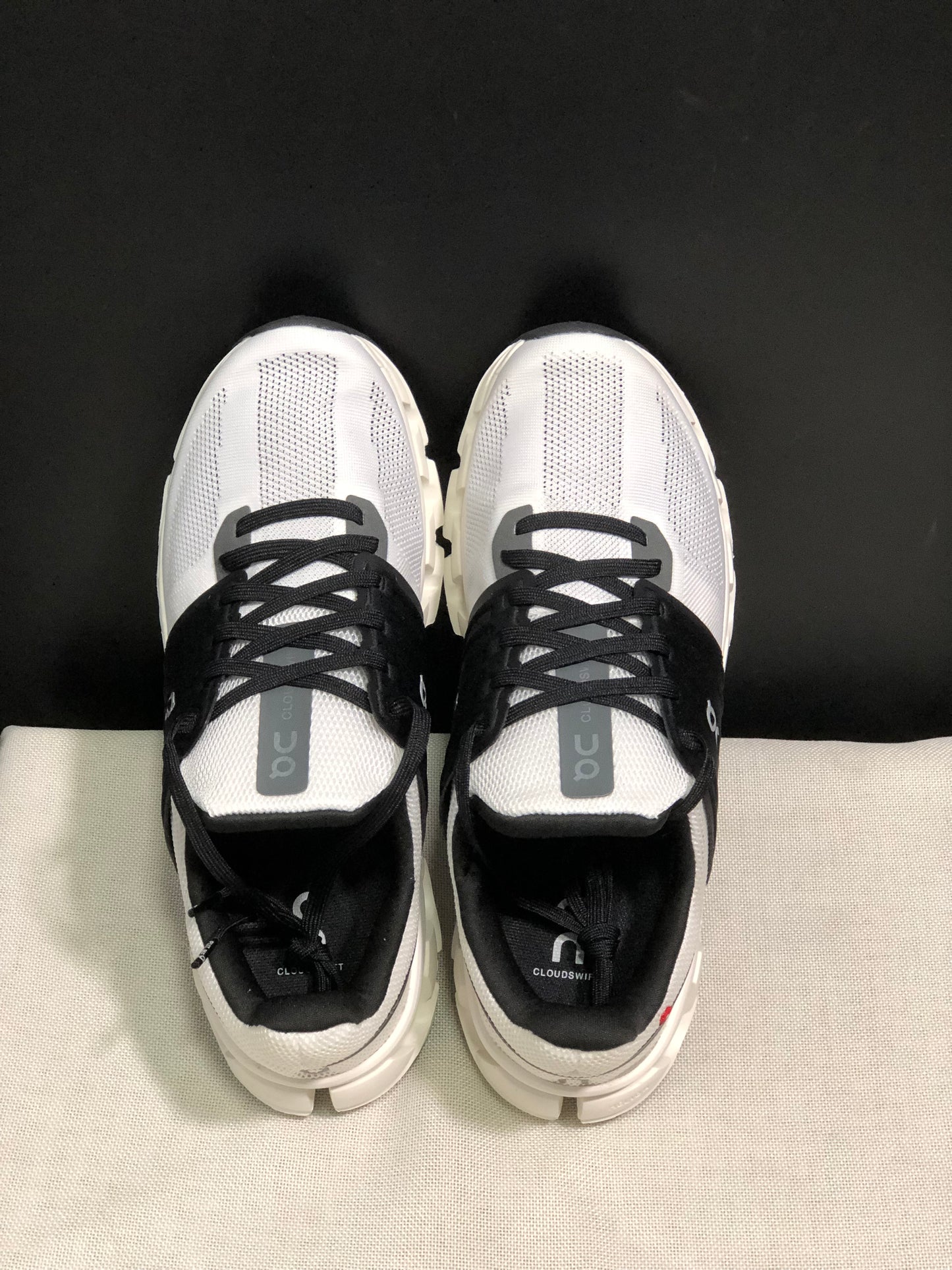 On Running Cloudswift 3 Trendy And Comfortable Running Shoes Black/White