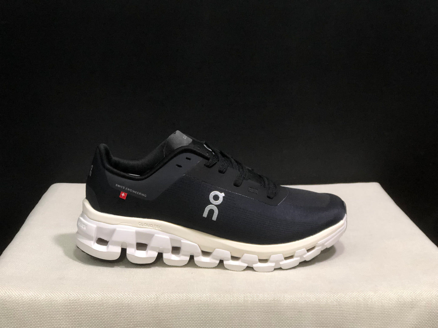 On Running Cloudflow 4 Shock-Absorbing And Wear-Resistant Black Running Shoes