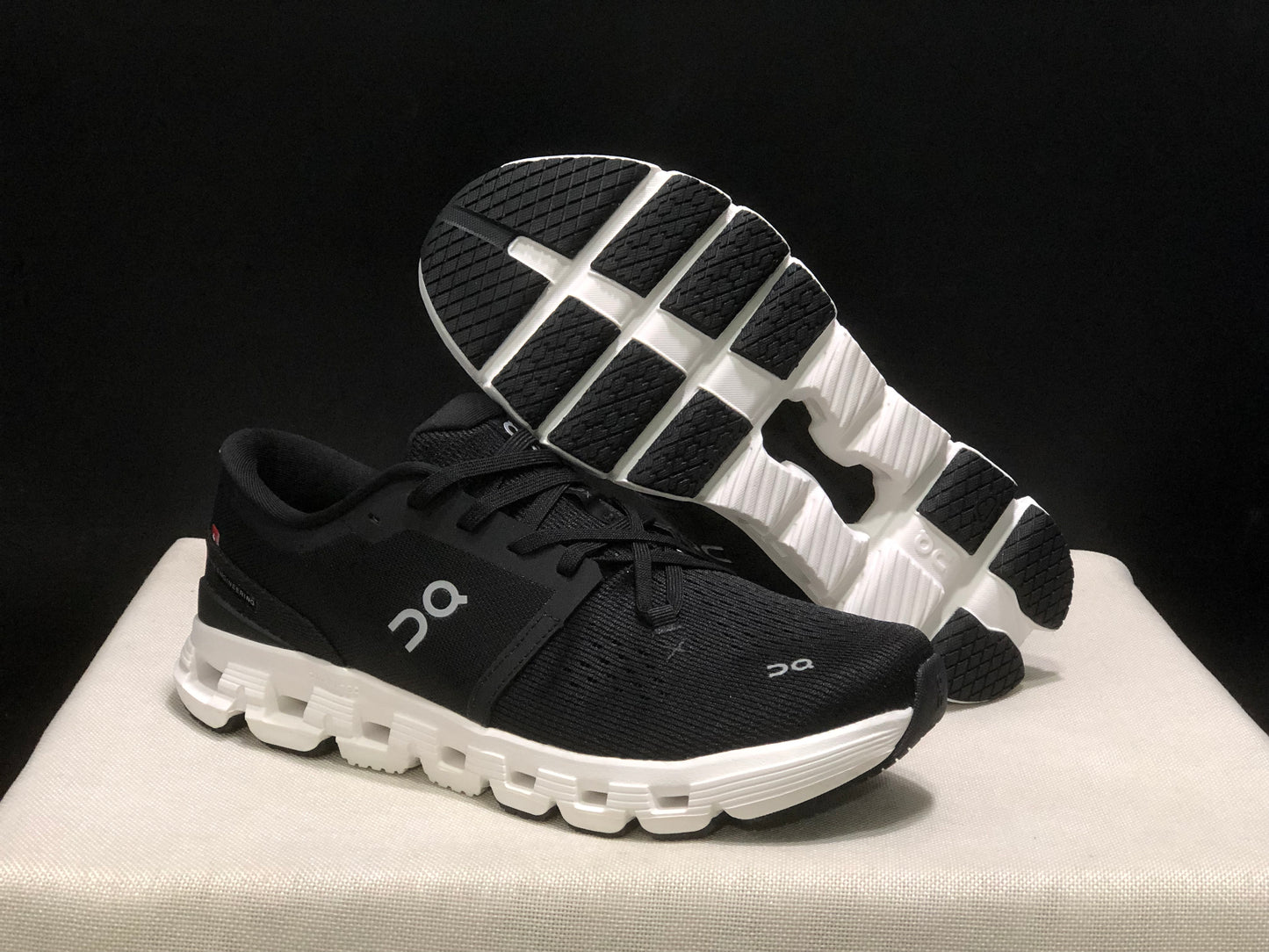 On Running Cloud X4 Comfortable Running Shoes Black/White