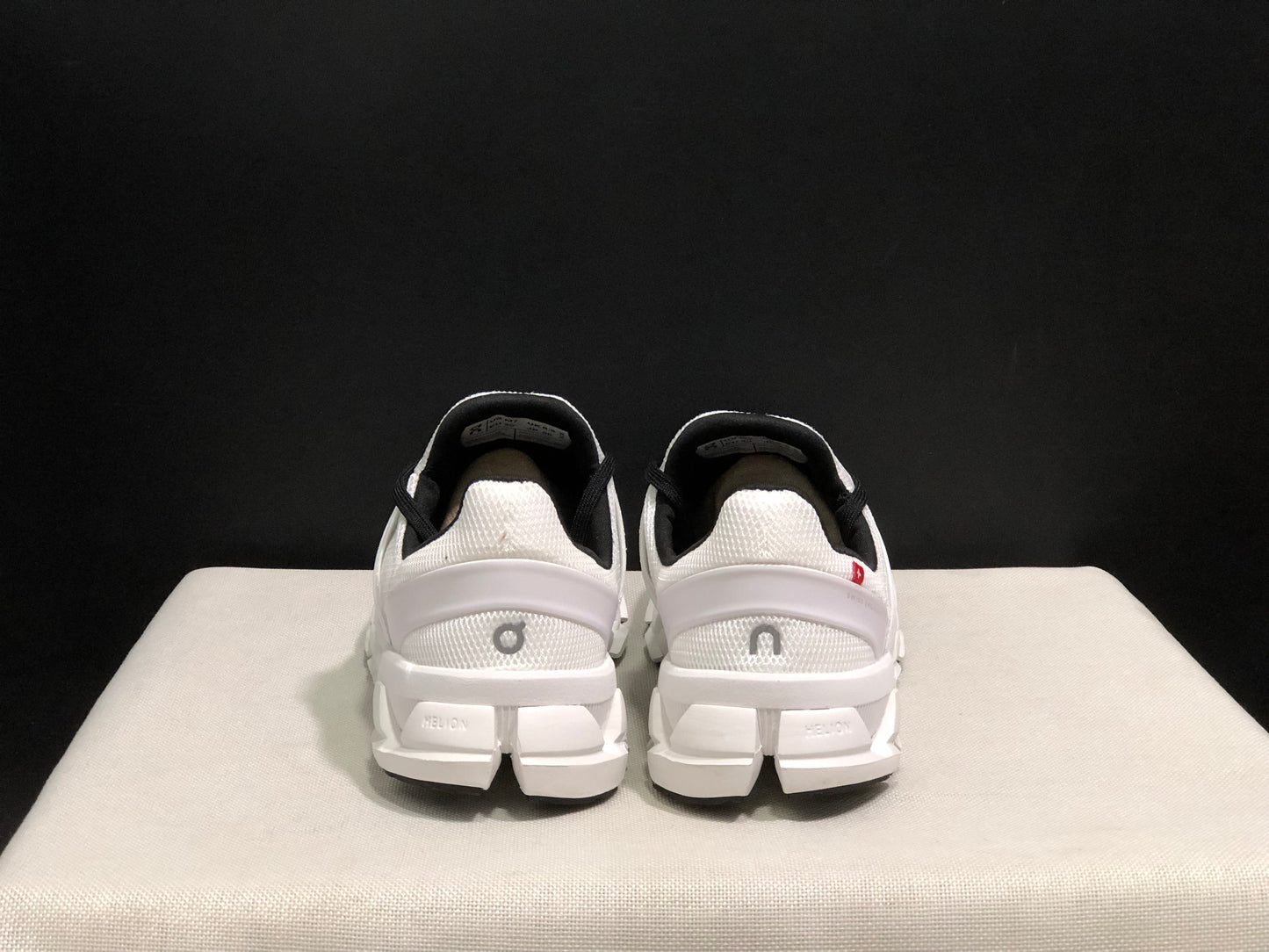 On Running Cloudswift 3 Trendy And Comfortable Running Shoes White/Black