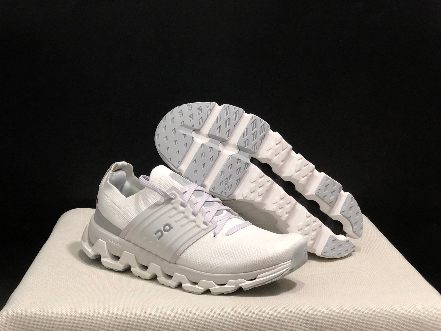 On Running Cloudswift 3 Trendy And Comfortable Running Shoes White/Frost