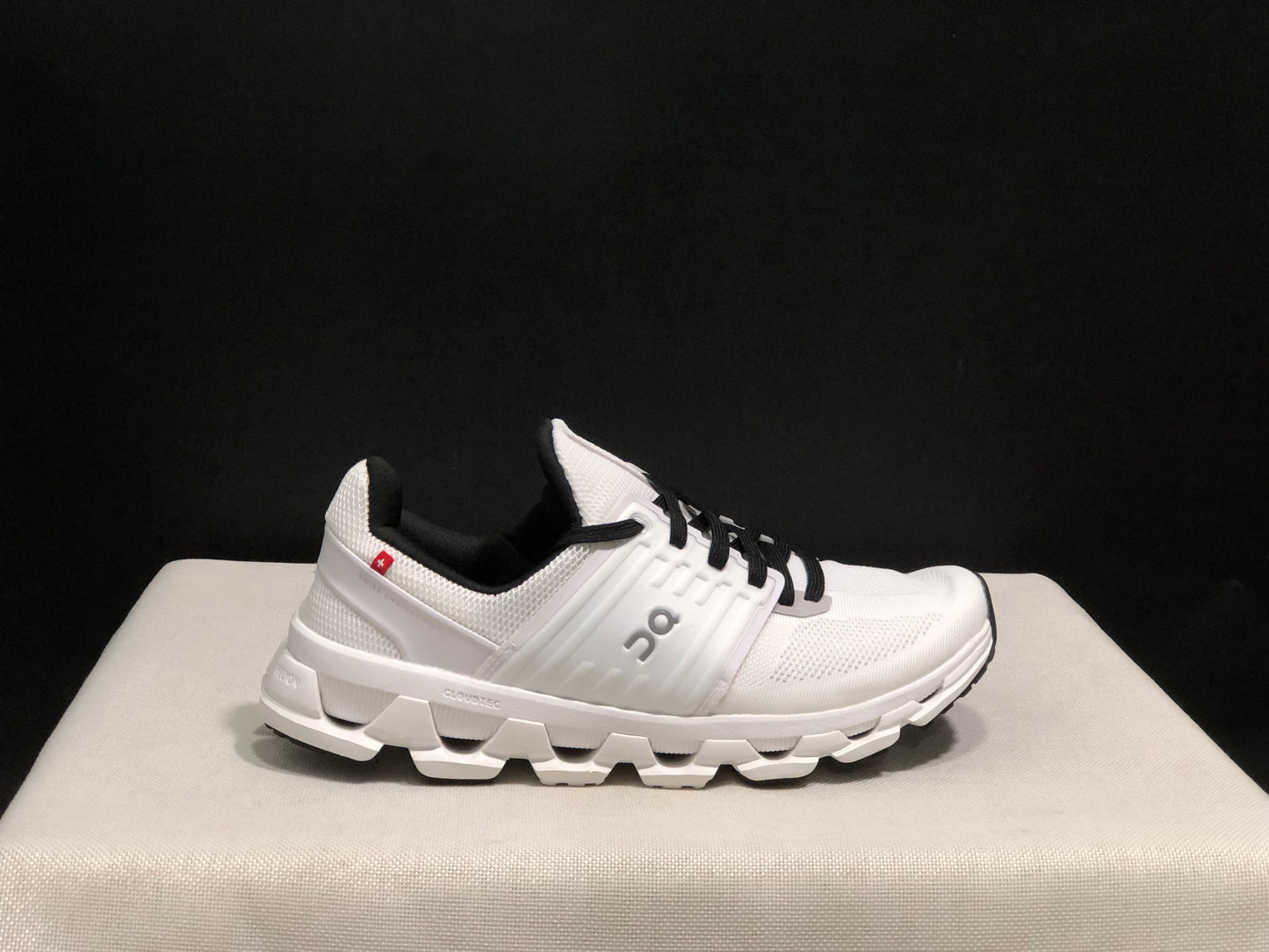 On Running Cloudswift 3 Trendy And Comfortable Running Shoes White/Black